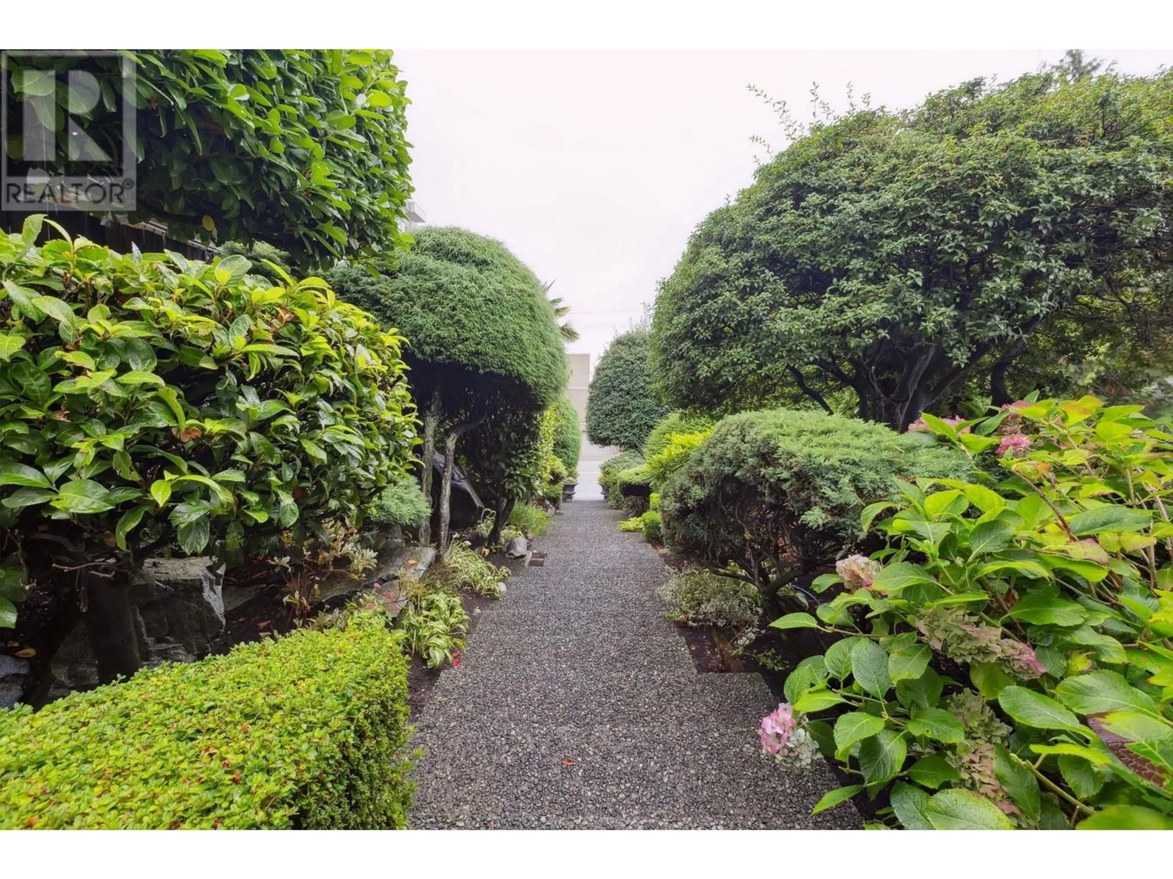 Patio, the street view for 102 1845 BELLEVUE AVENUE, West Vancouver British Columbia V7V1B2