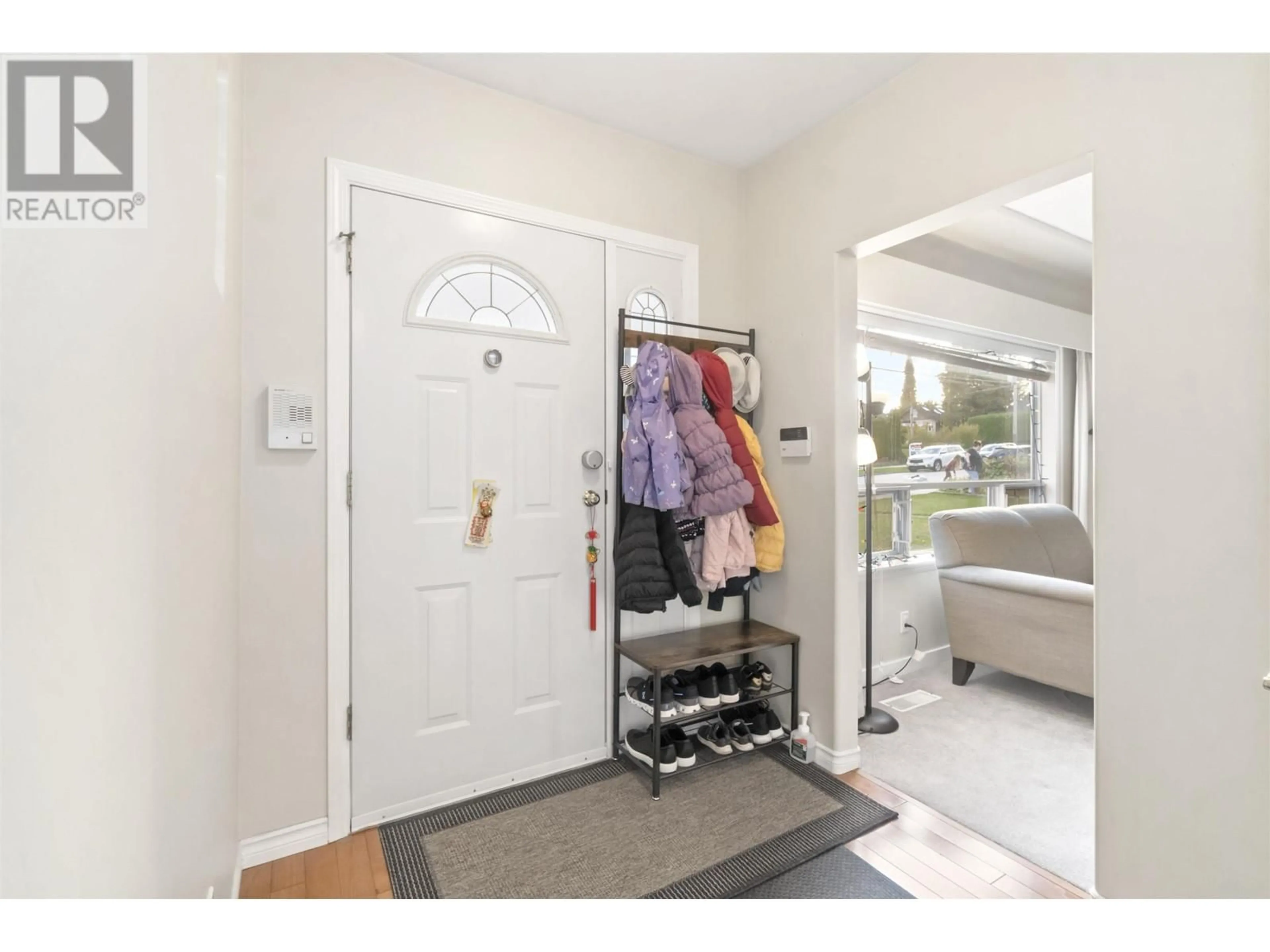 Indoor entryway, wood floors for 367 SIMPSON STREET, New Westminster British Columbia V3L3K1