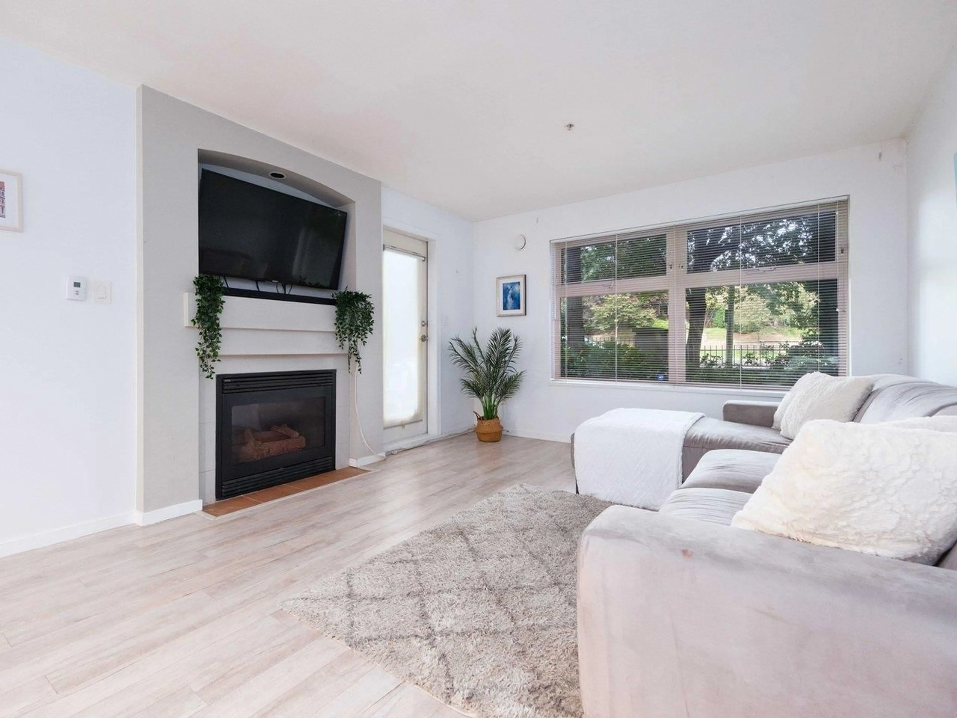 Living room, wood floors for 107 15210 GUILDFORD DRIVE, Surrey British Columbia V3R0X7