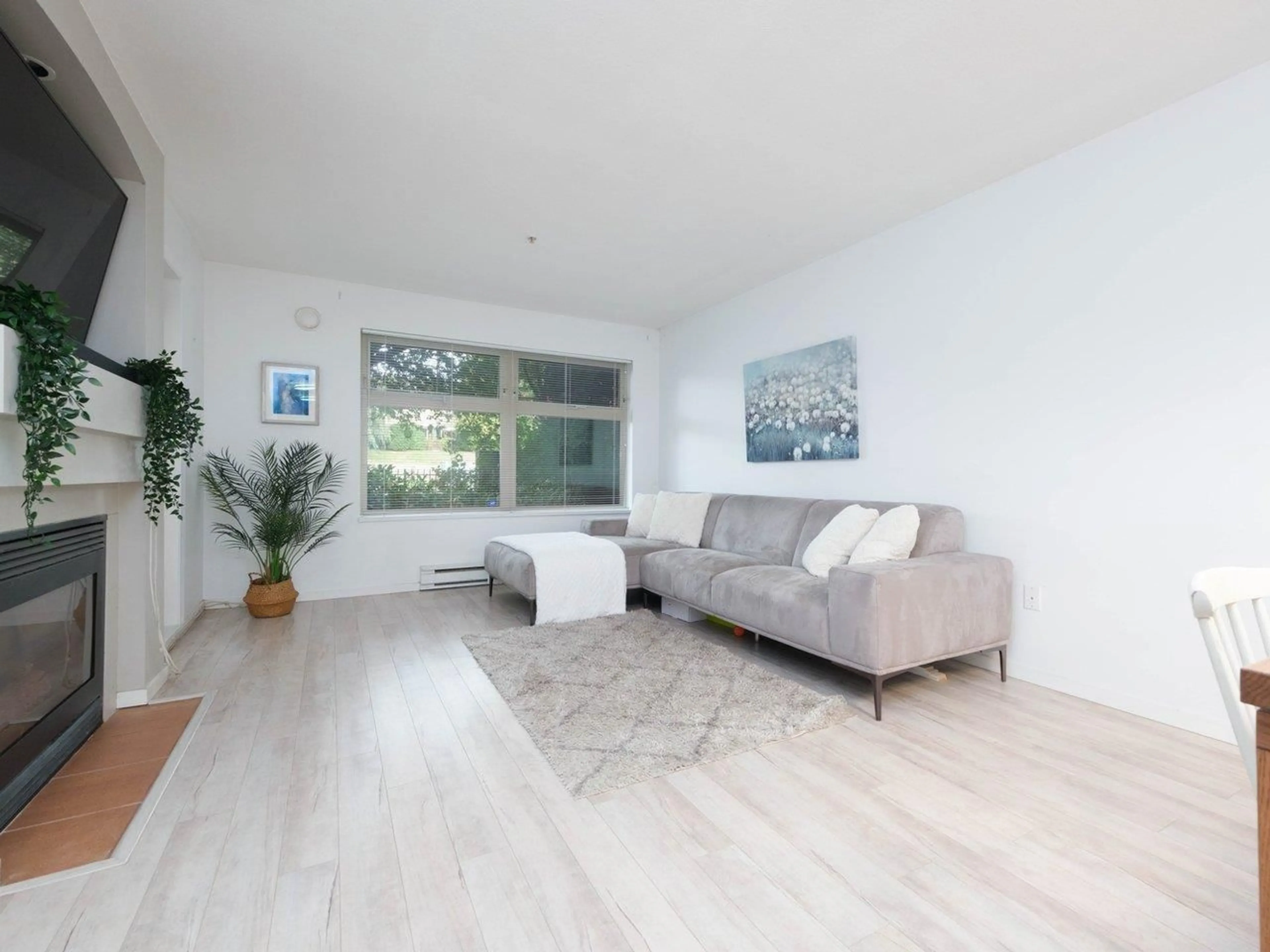 Living room, wood floors for 107 15210 GUILDFORD DRIVE, Surrey British Columbia V3R0X7