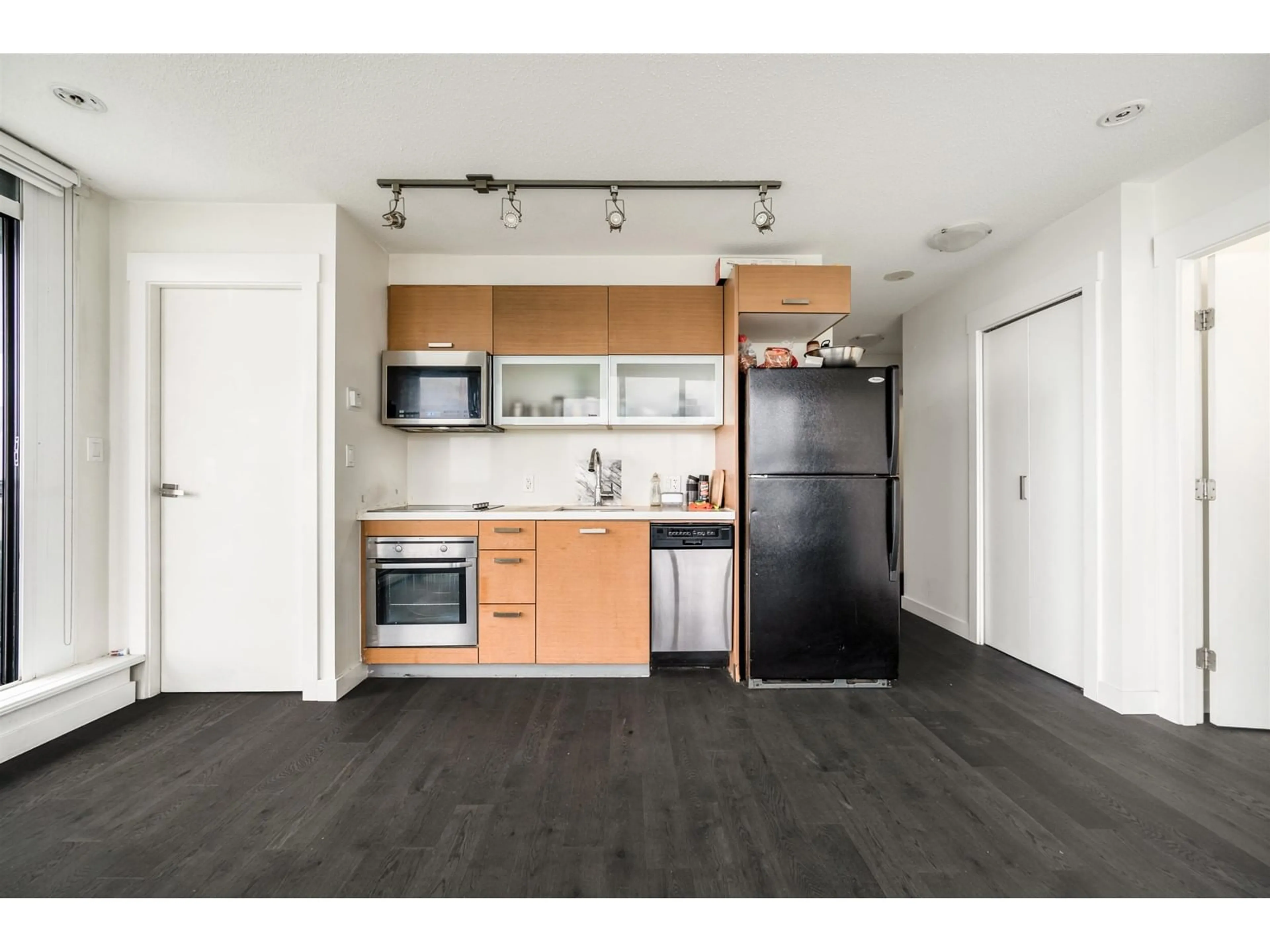 Standard kitchen, wood floors for 2204 10777 UNIVERSITY DRIVE, Surrey British Columbia V3T0E6