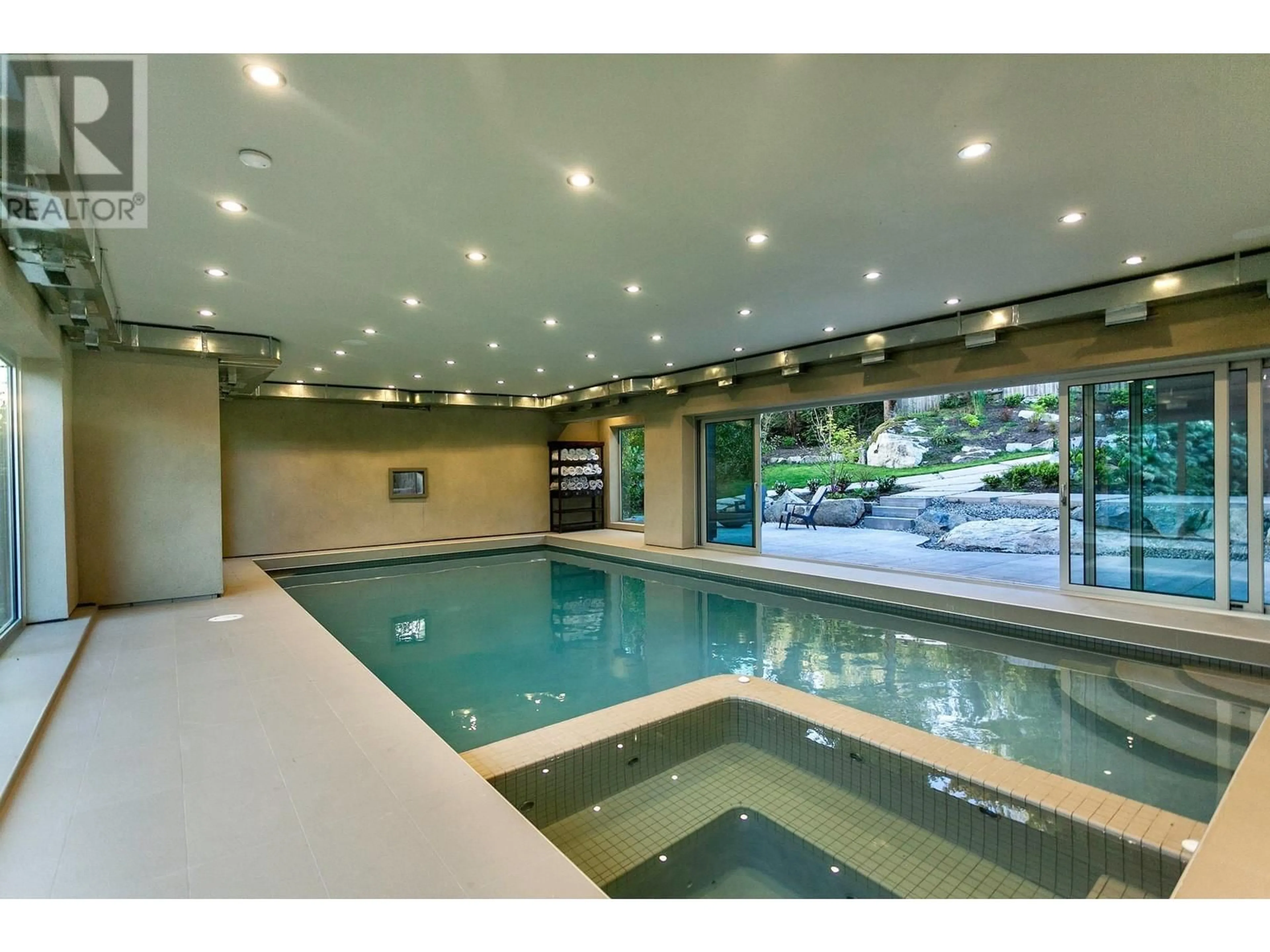 Indoor or outdoor pool for 3865 SOUTHRIDGE AVENUE, West Vancouver British Columbia V7V3H9