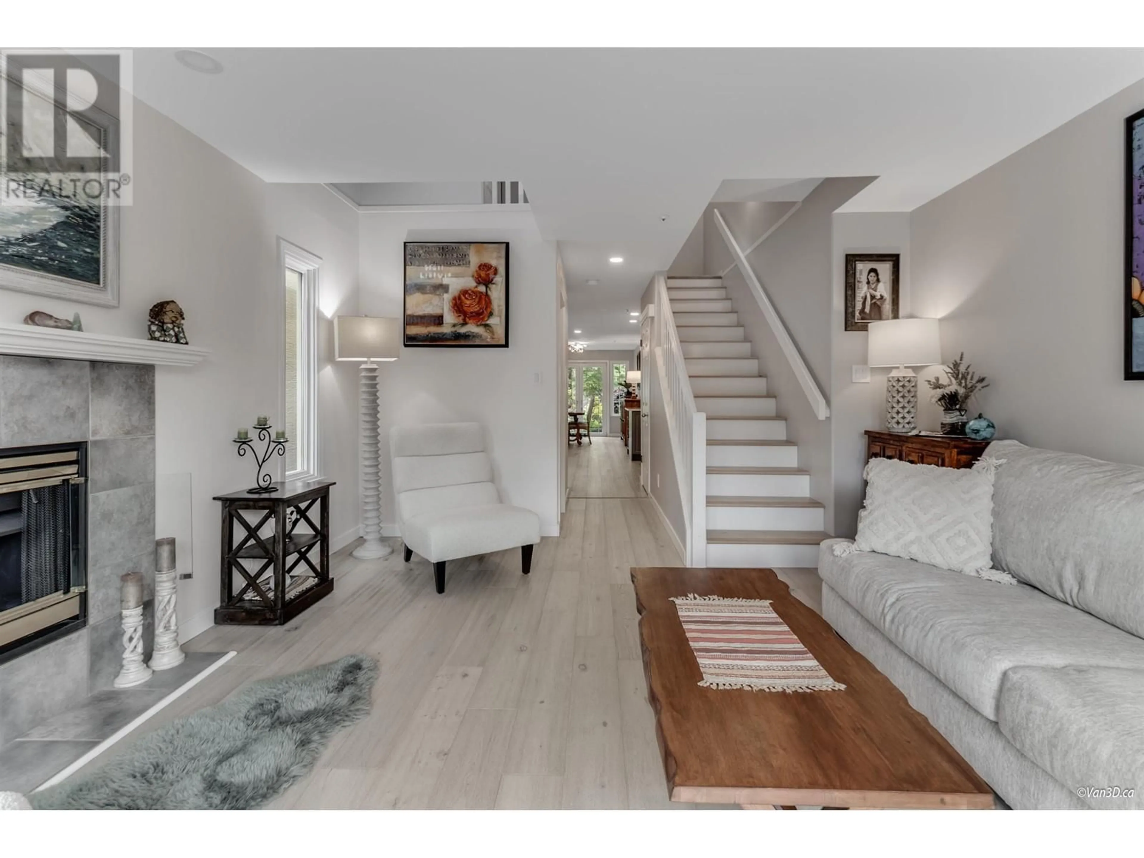 Indoor entryway, wood floors for 2057 E 5TH AVENUE, Vancouver British Columbia V5N1M3