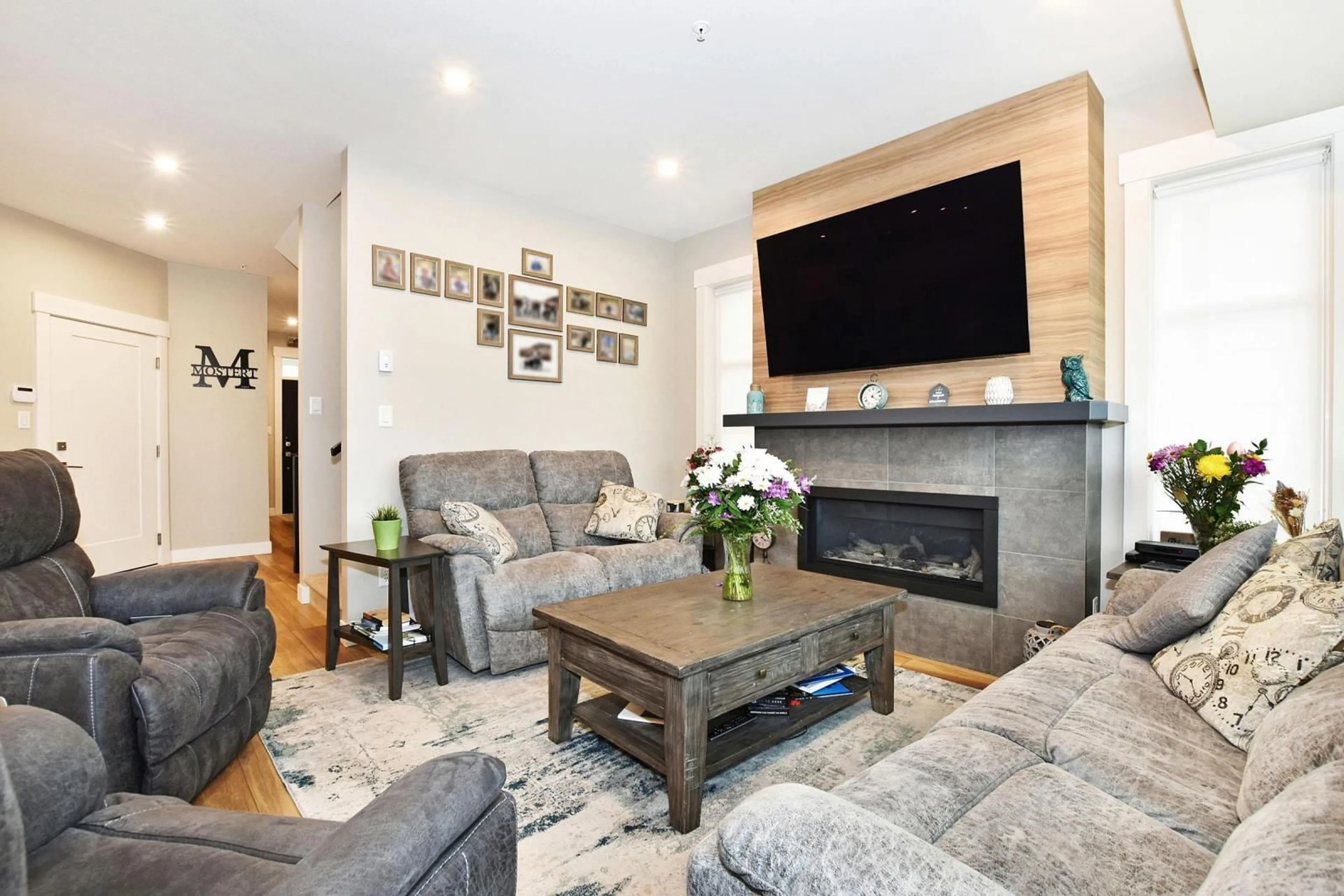 Living room, wood floors for 4 43575 CHILLIWACK MOUNTAIN ROAD, Chilliwack British Columbia V2R6B9