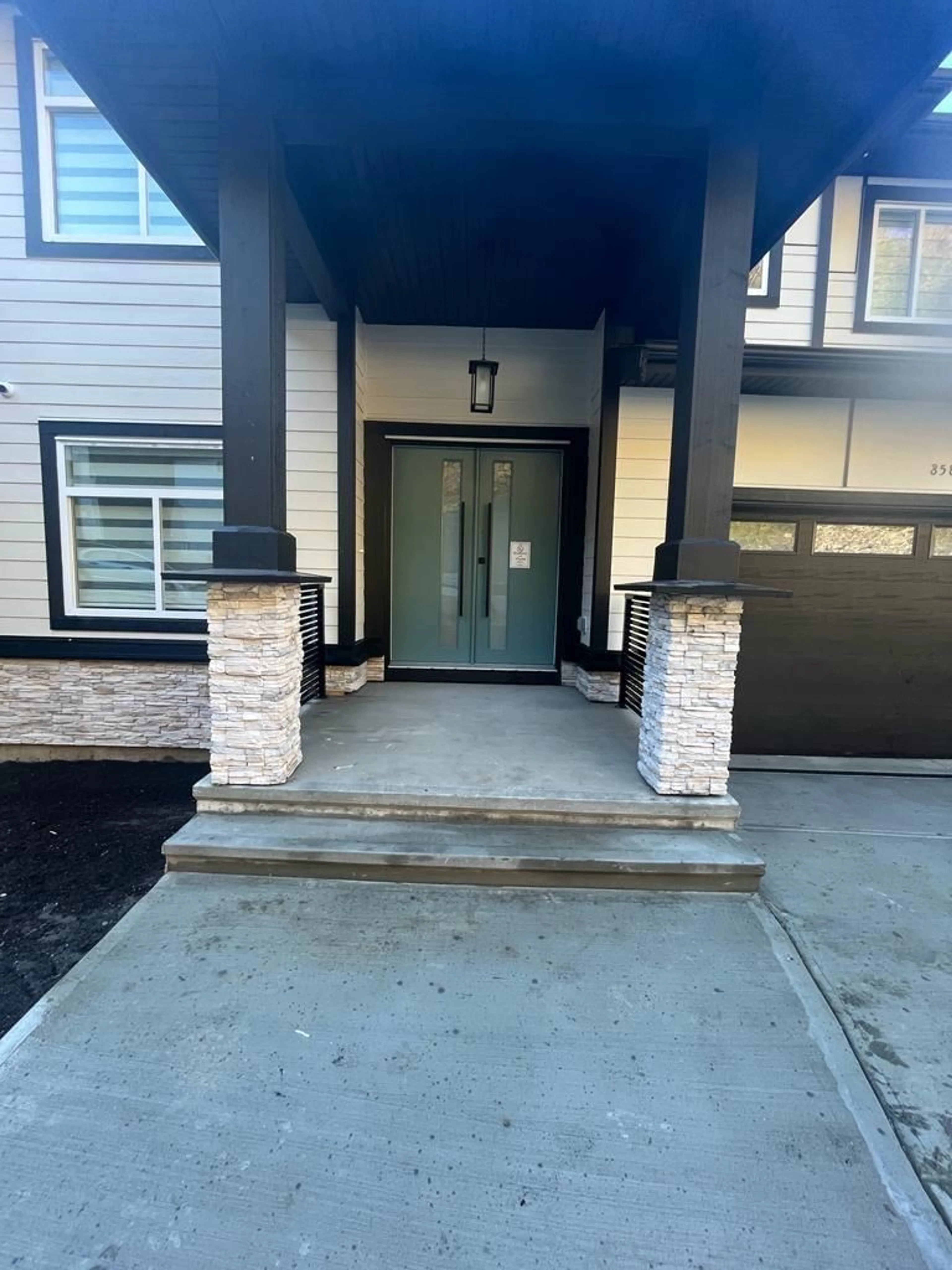 Indoor entryway, cement floor for 8587 FOREST GATE DRIVE, Chilliwack British Columbia V4Z0C7