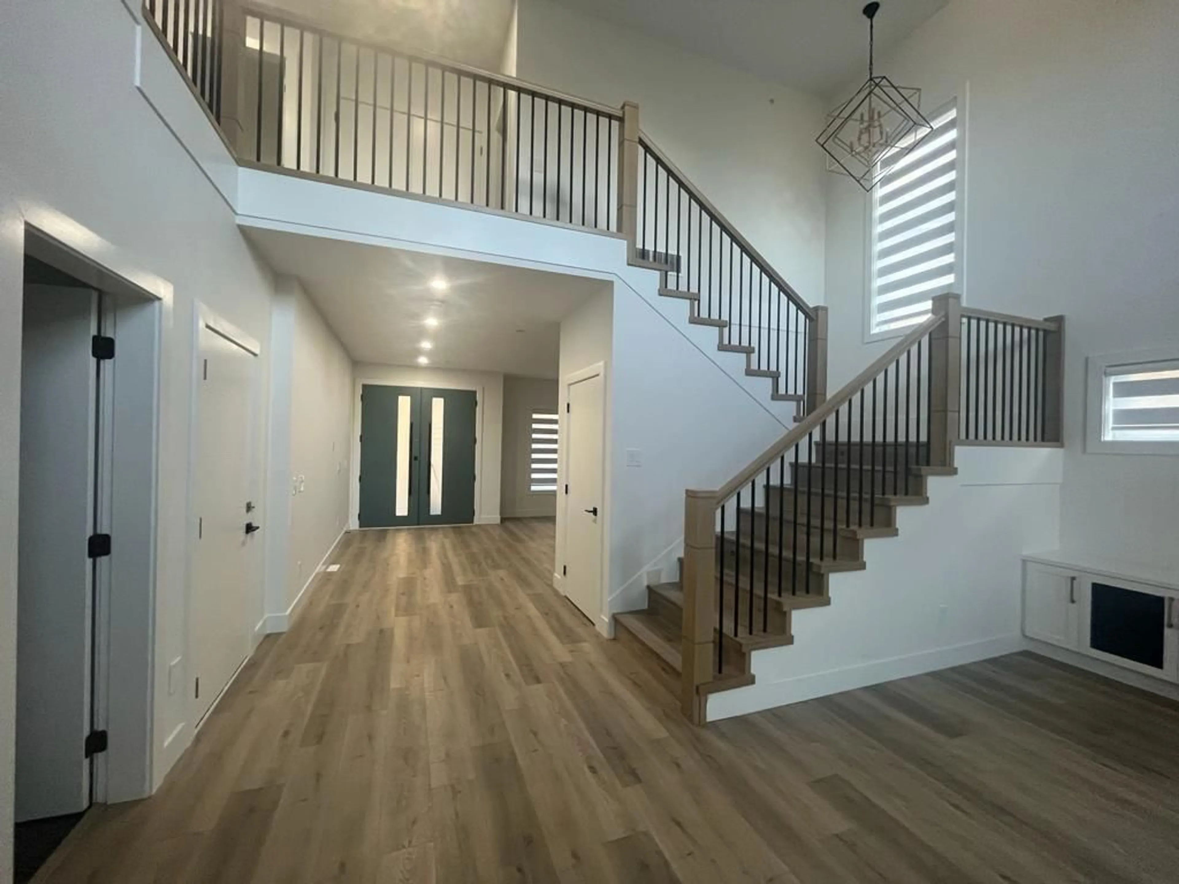 Indoor foyer, wood floors for 8587 FOREST GATE DRIVE, Chilliwack British Columbia V4Z0C7