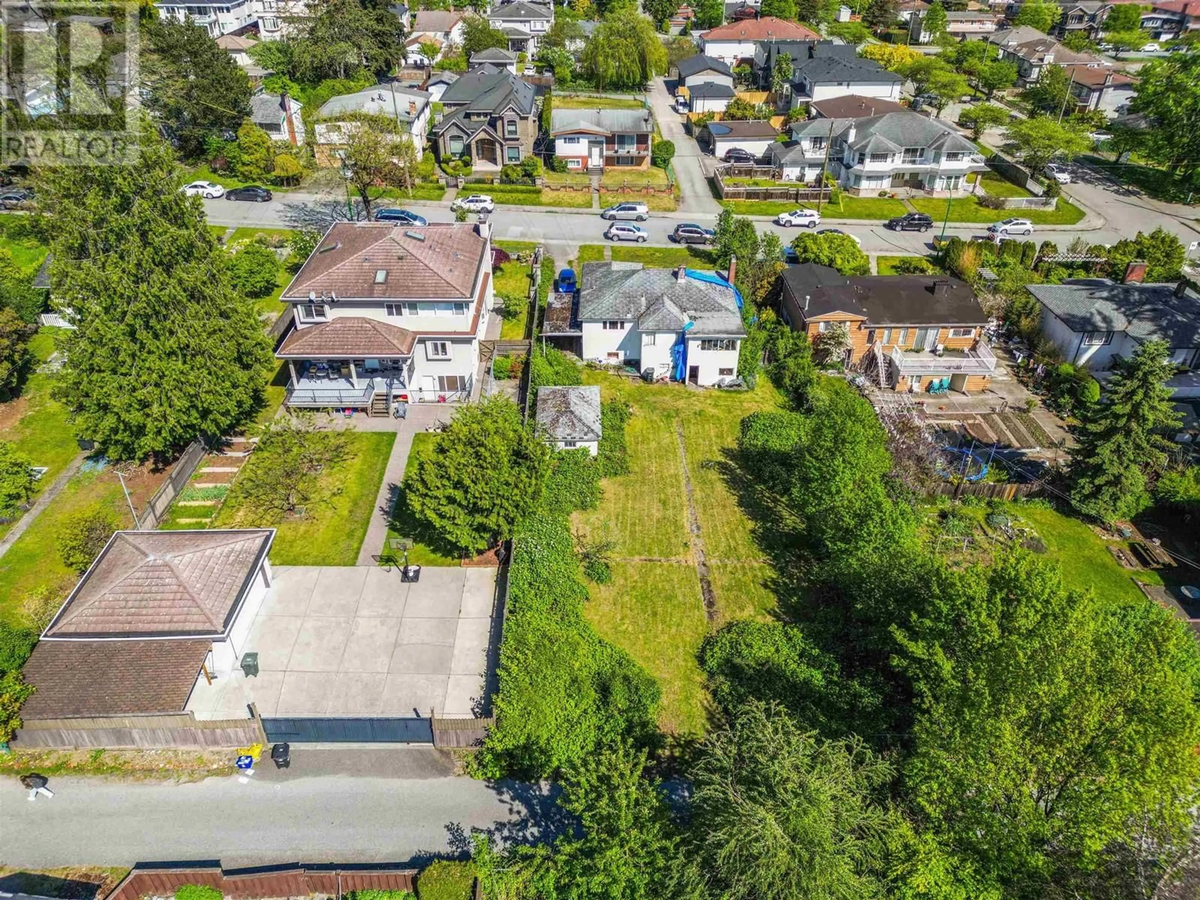 Frontside or backside of a home, the street view for 7337 DOW AVENUE, Burnaby British Columbia V6E4A4