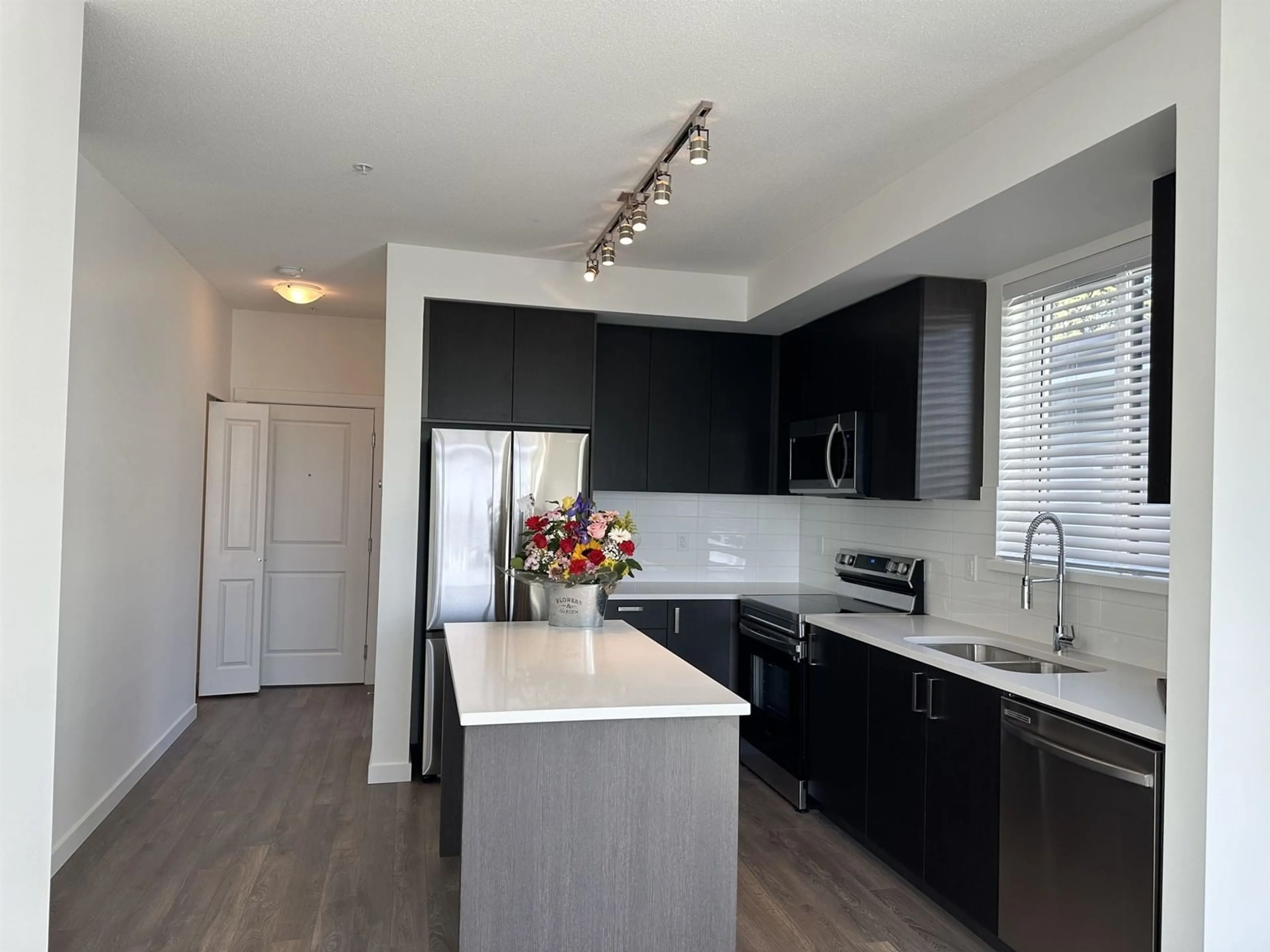 Open concept kitchen for 513 15825 85 AVENUE, Surrey British Columbia V4N6W9