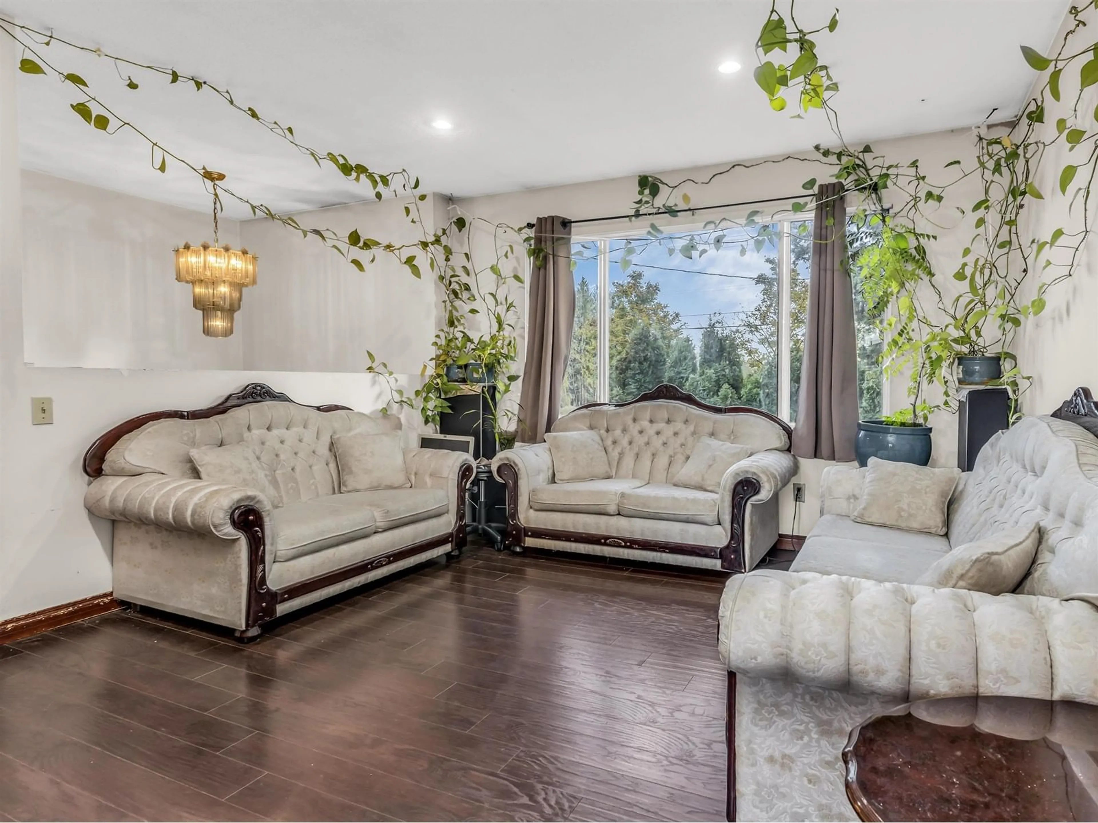 Living room, wood floors for 12665 88 AVENUE, Surrey British Columbia V3W3J8