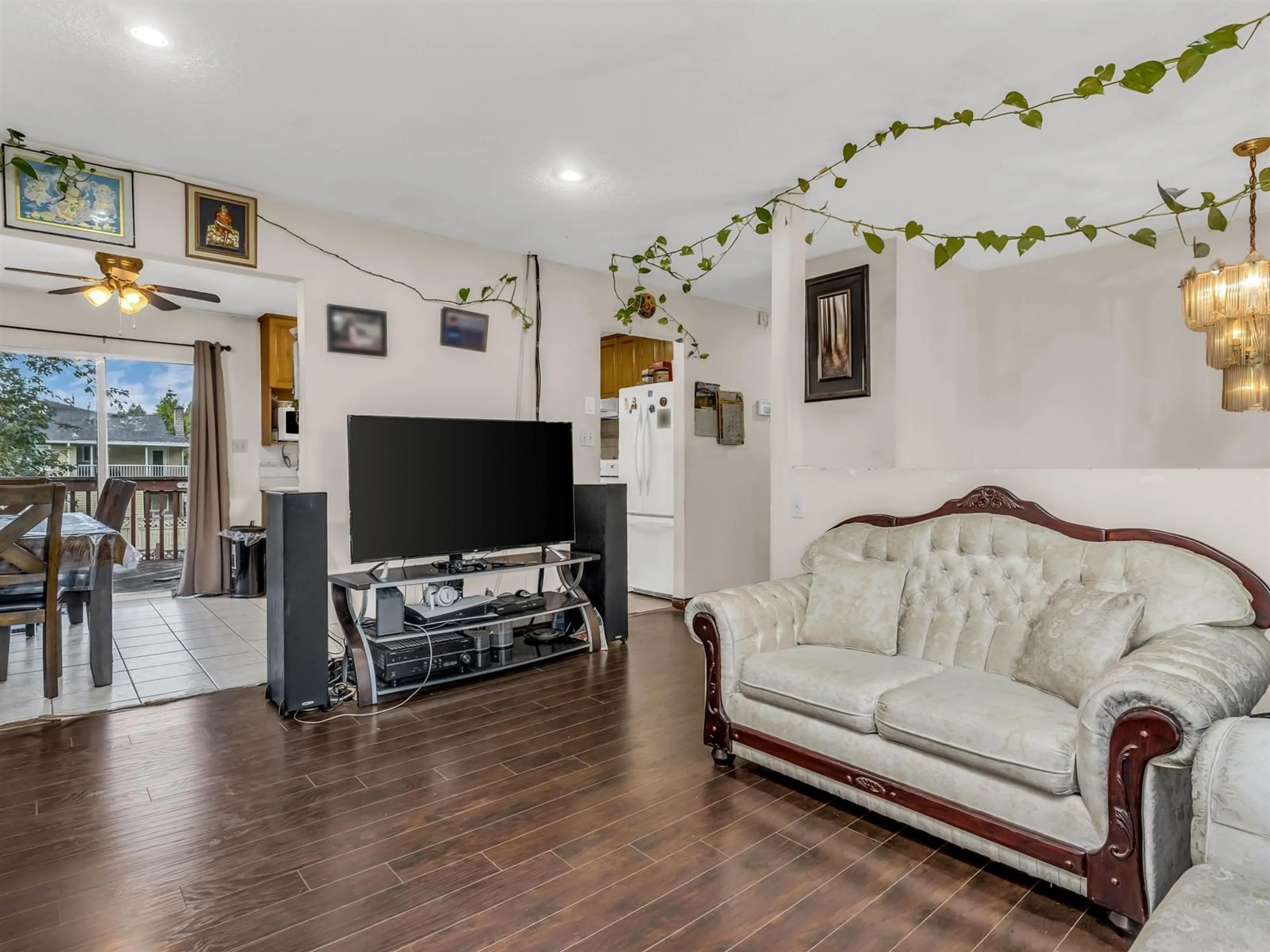 Living room, wood floors for 12665 88 AVENUE, Surrey British Columbia V3W3J8