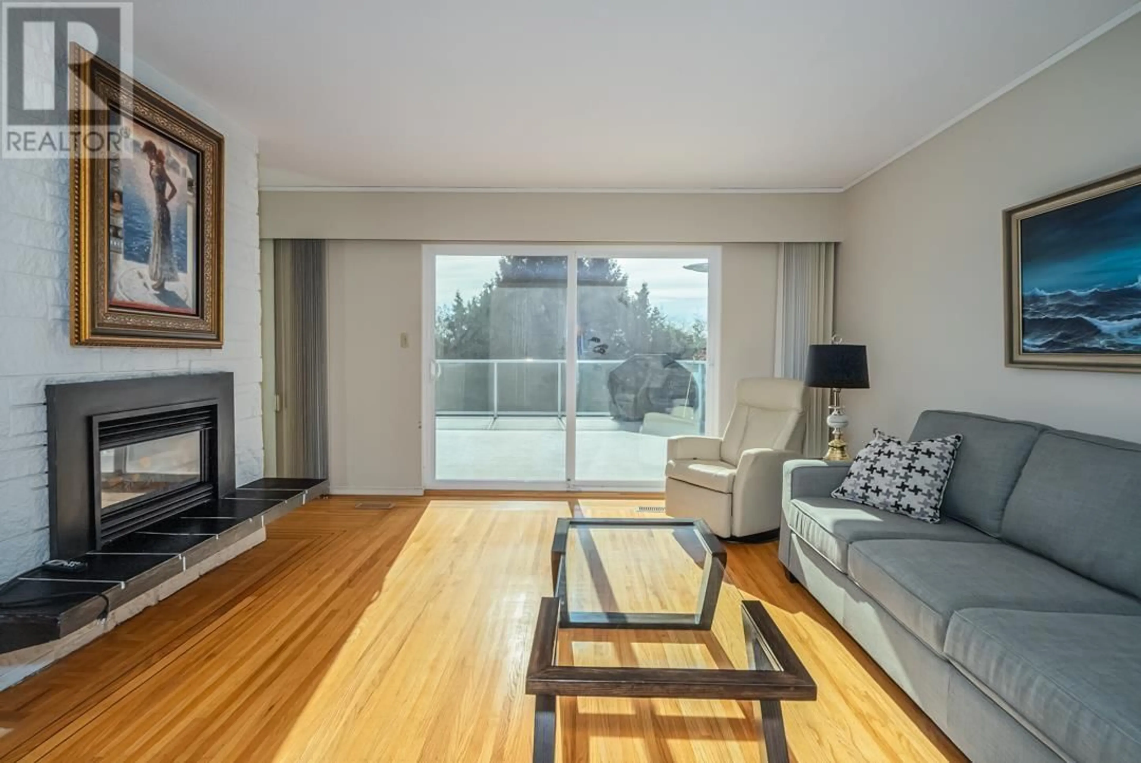 Living room, wood floors for 1069 SHAVINGTON STREET, North Vancouver British Columbia V7L1K7