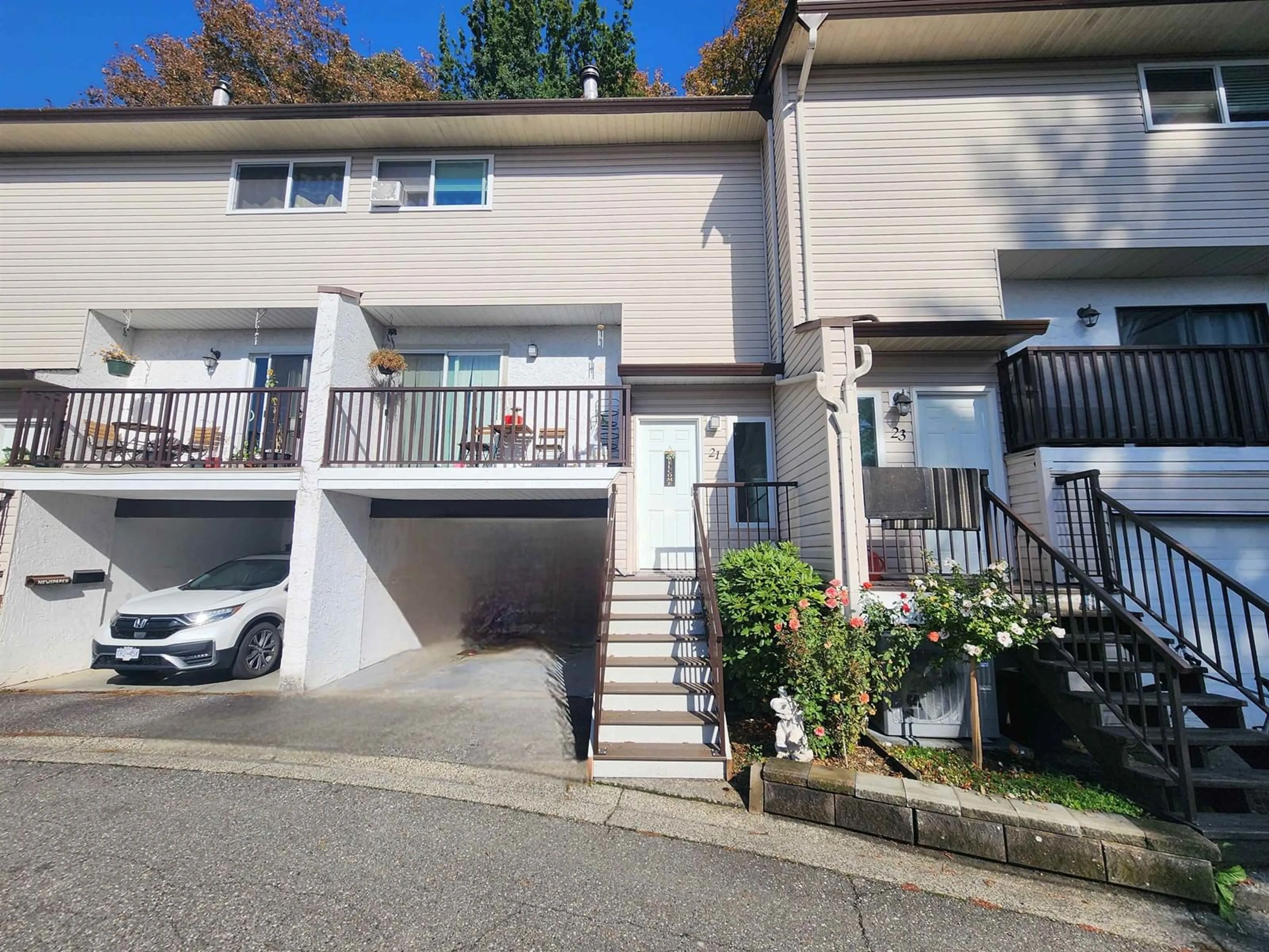 A pic from exterior of the house or condo, the street view for 21 32705 FRASER CRESCENT, Mission British Columbia V2V1C9