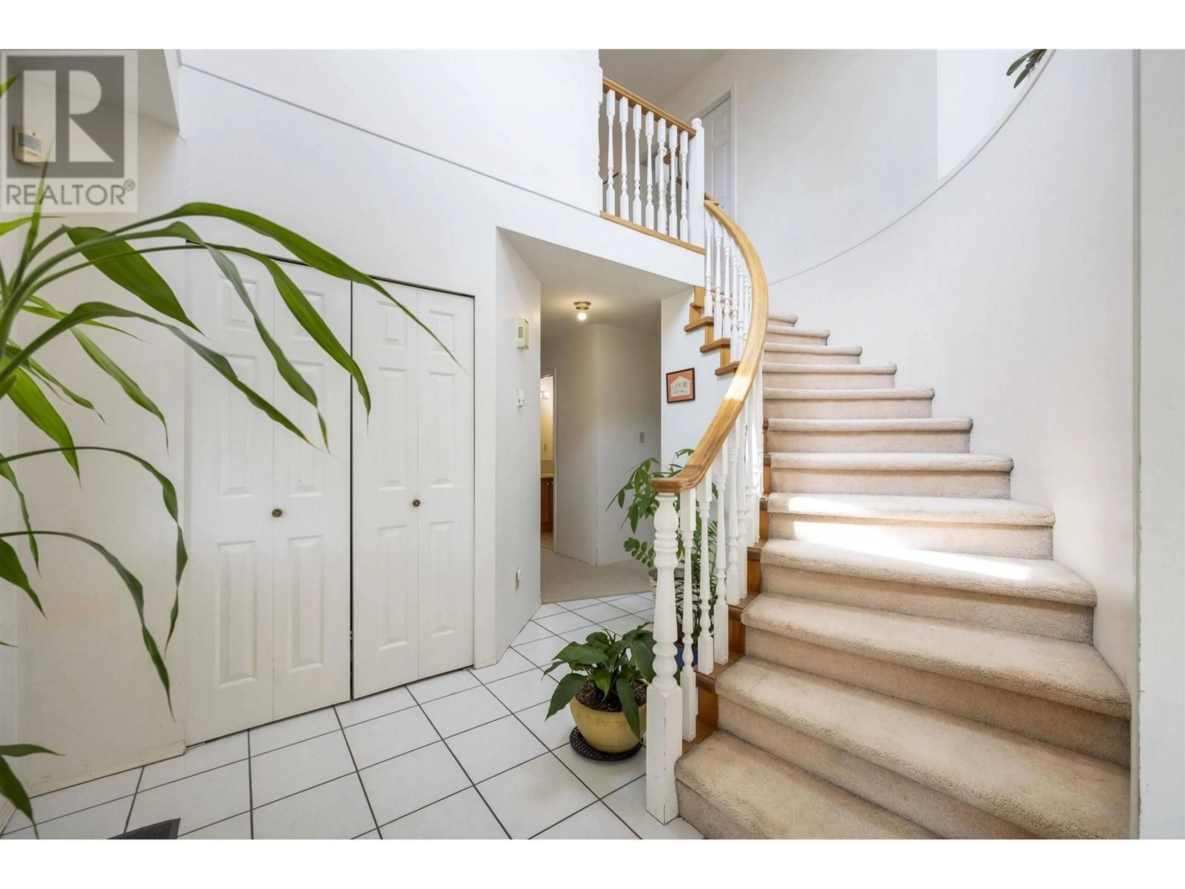 Indoor foyer, wood floors for 2683 TEMPE GLEN DRIVE, North Vancouver British Columbia V7N4K5