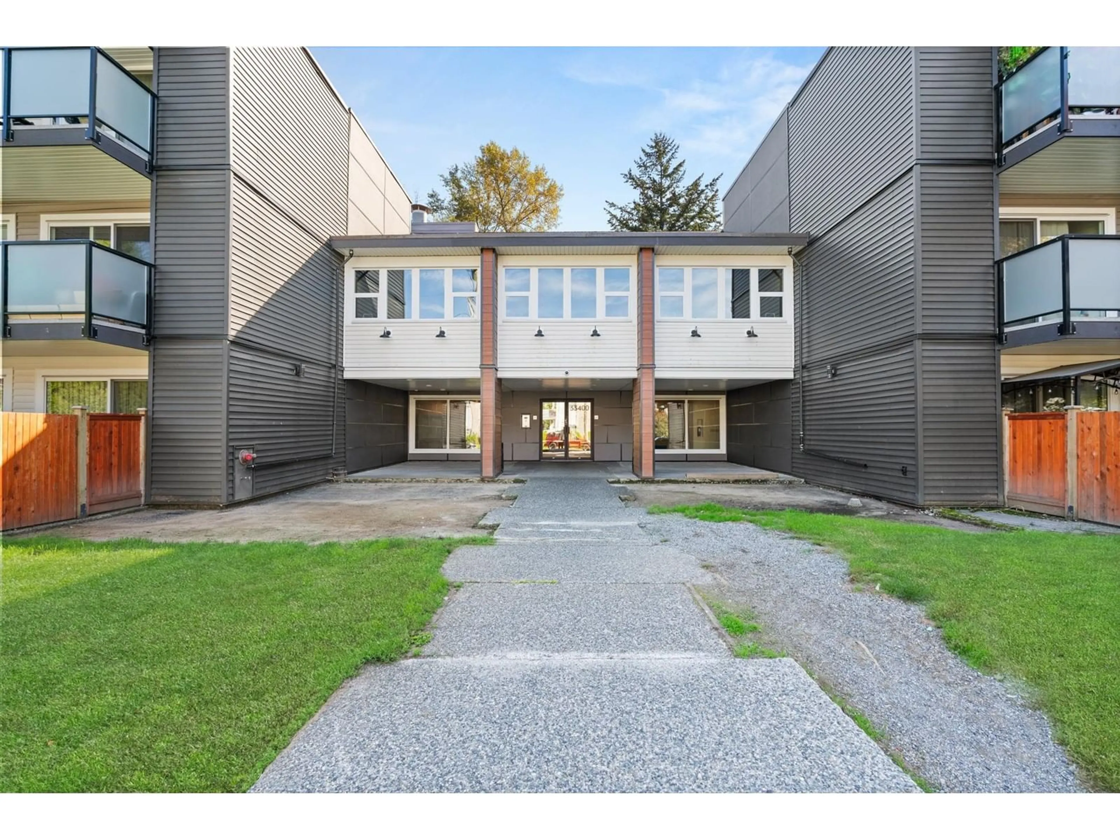 A pic from exterior of the house or condo, the front or back of building for 305 33400 BOURQUIN PLACE, Abbotsford British Columbia V2S5G3