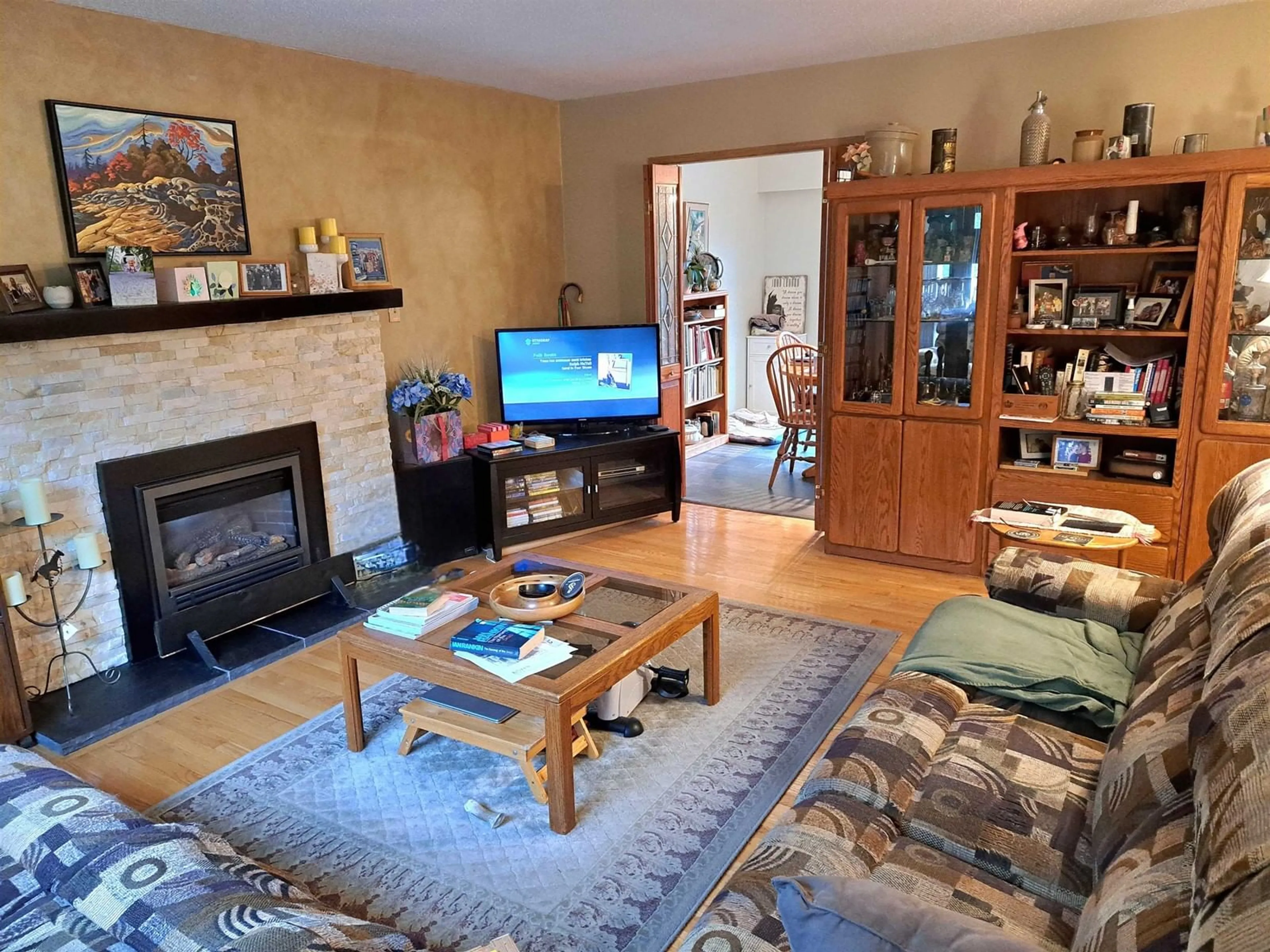 Living room, wood floors for 8566 144 STREET, Surrey British Columbia V3W5T7