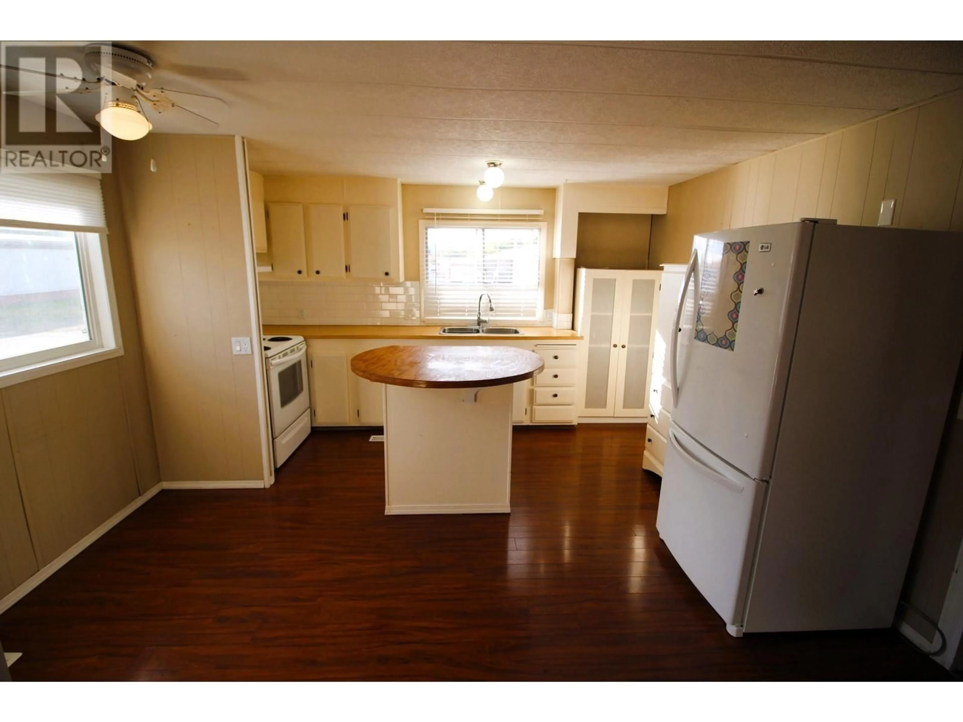 Standard kitchen, wood floors, cottage for 162 3666 11TH STREET, Houston British Columbia V0J1Z0