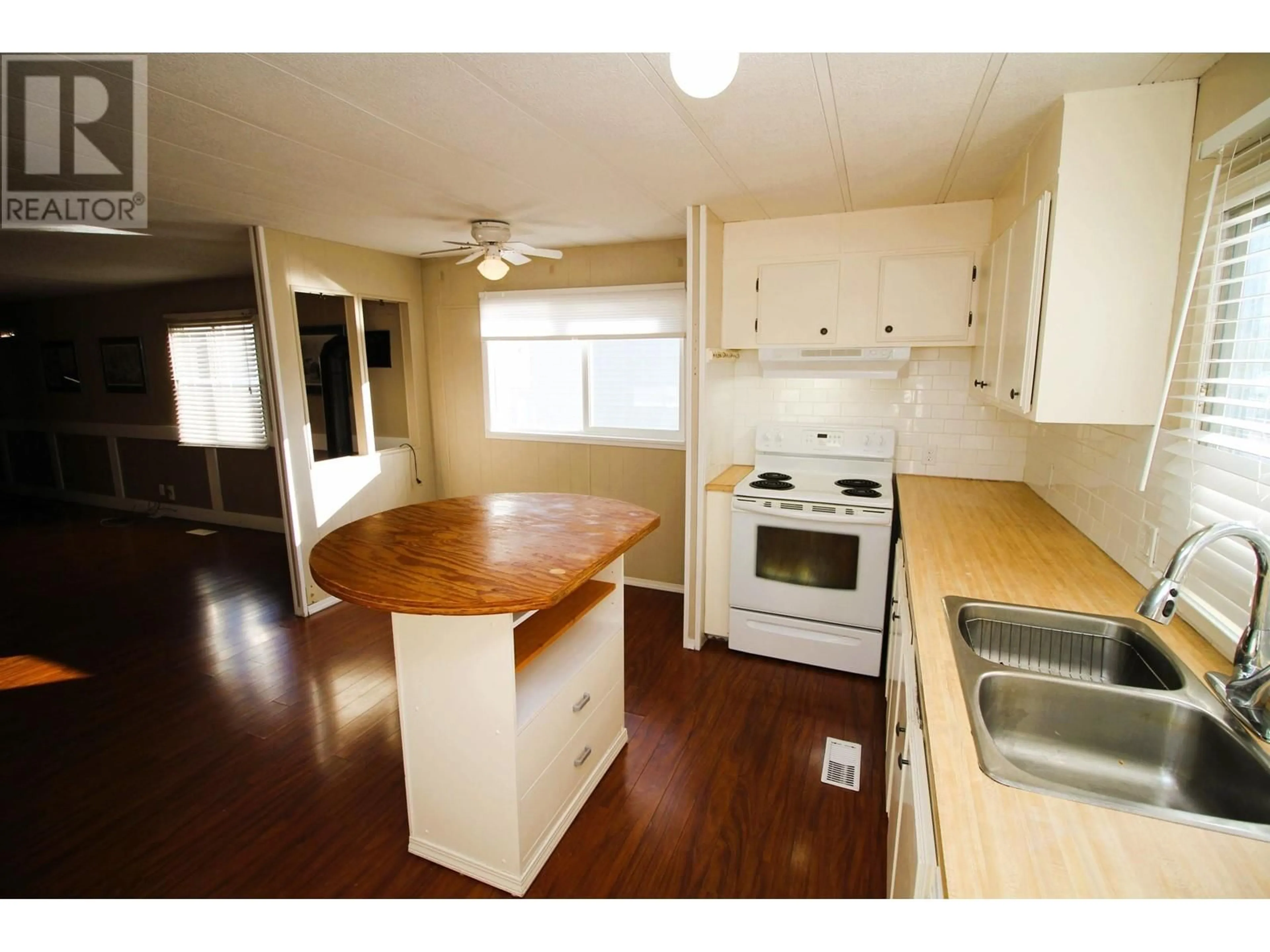 Standard kitchen, wood floors, cottage for 162 3666 11TH STREET, Houston British Columbia V0J1Z0