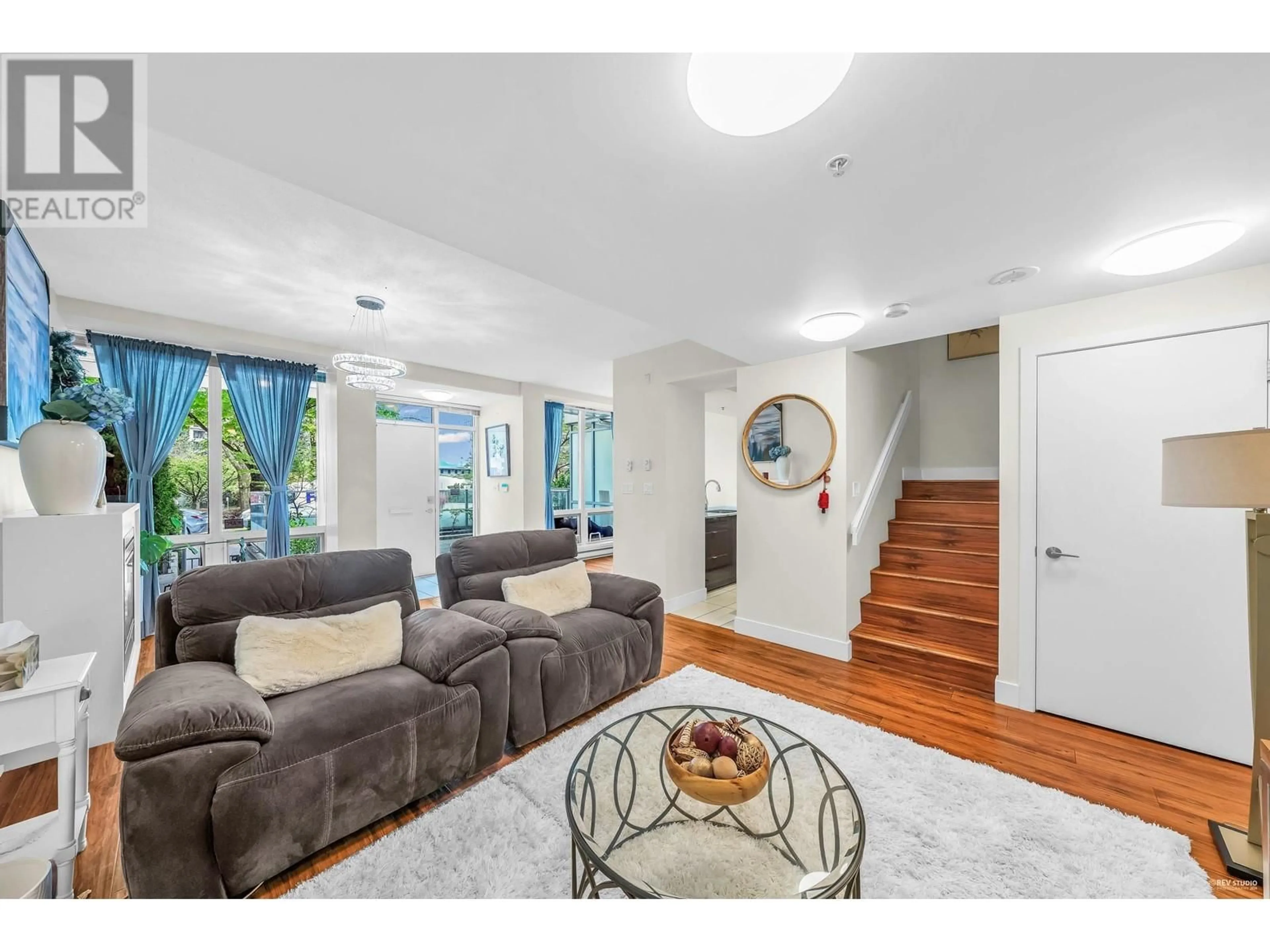 Indoor entryway, wood floors for 4818 HAZEL STREET, Burnaby British Columbia V5H4T3