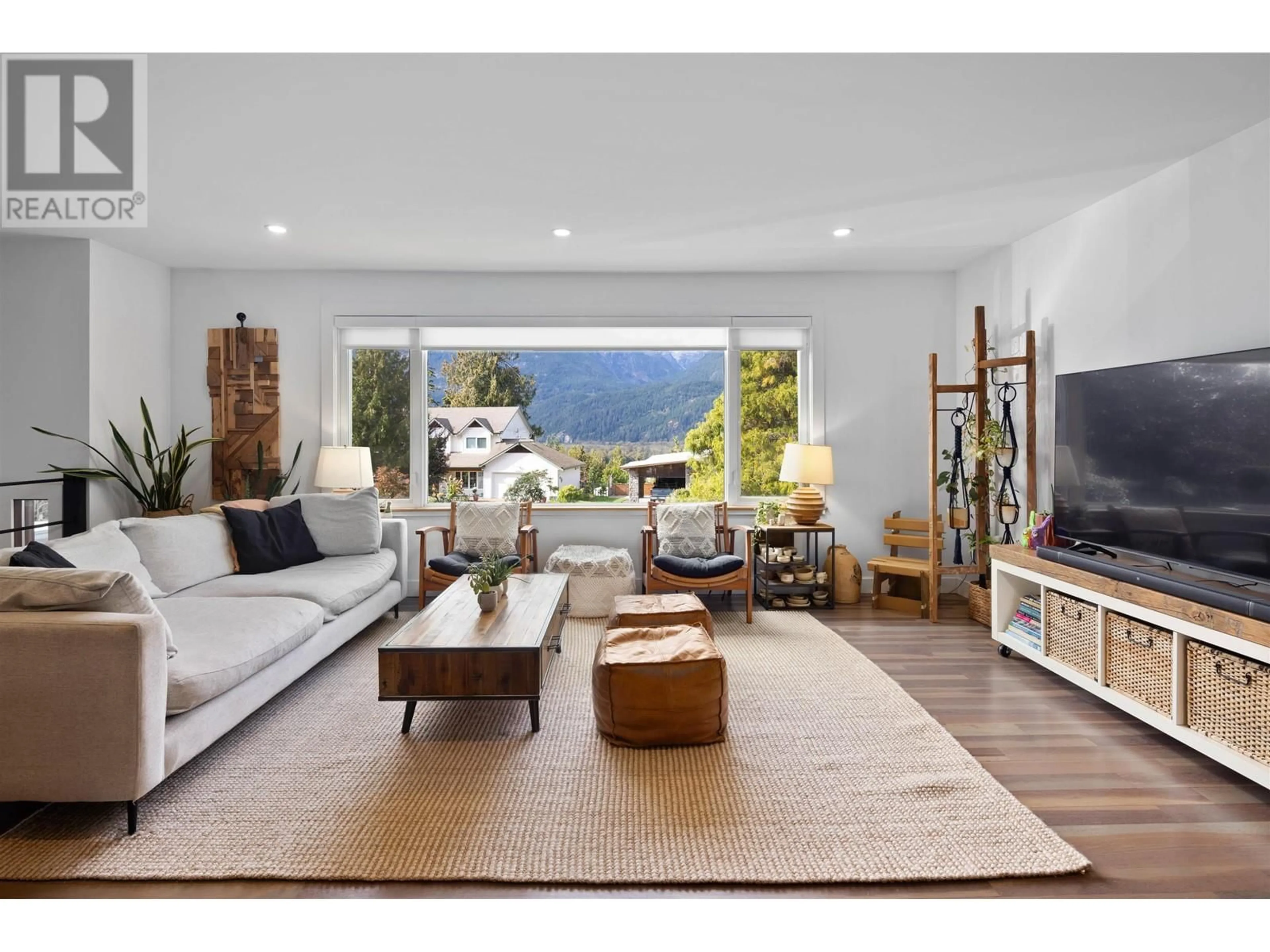 Living room, wood floors for 40402 AYR DRIVE, Squamish British Columbia V8B0P2