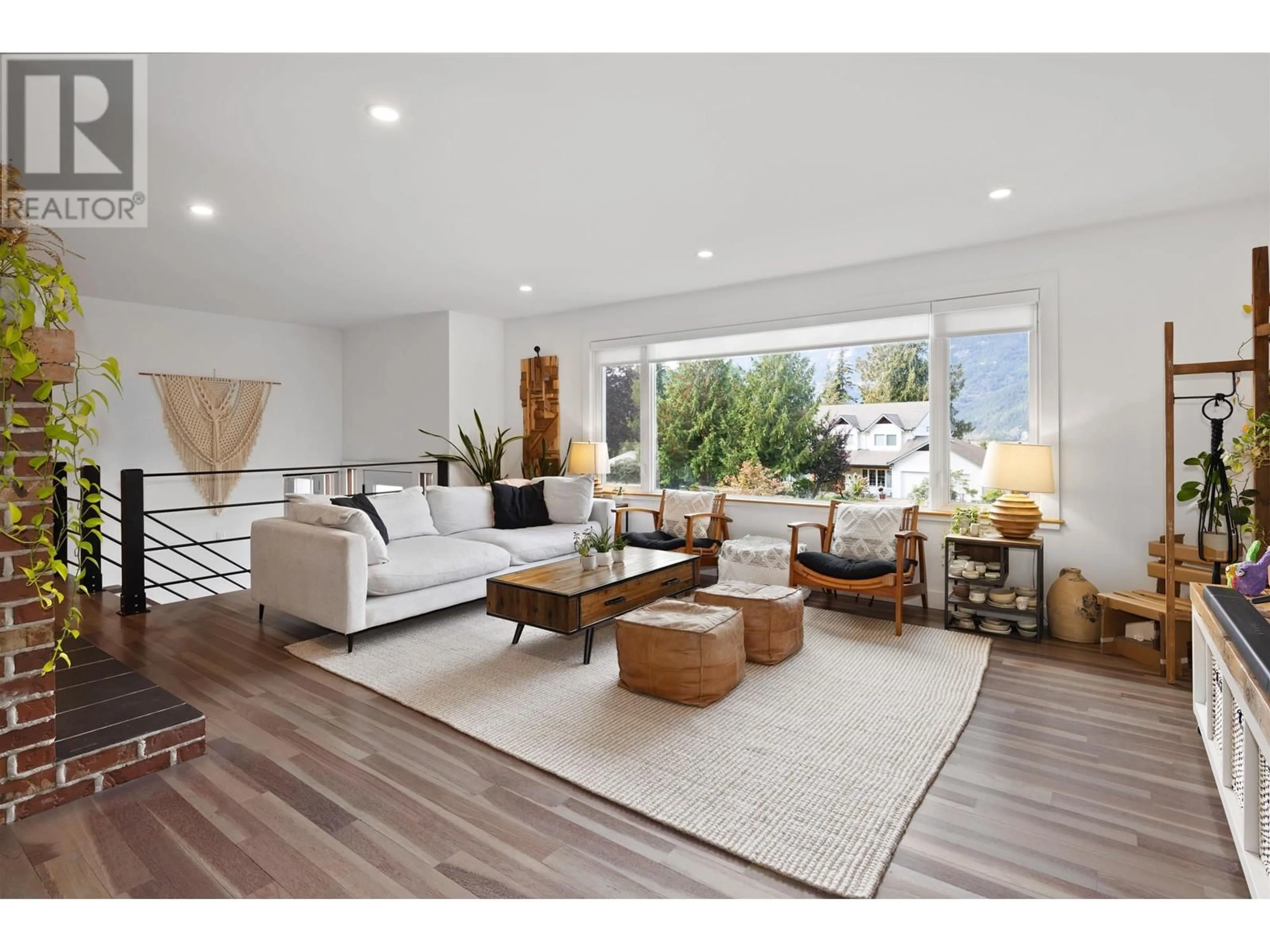 Living room, wood floors for 40402 AYR DRIVE, Squamish British Columbia V8B0P2