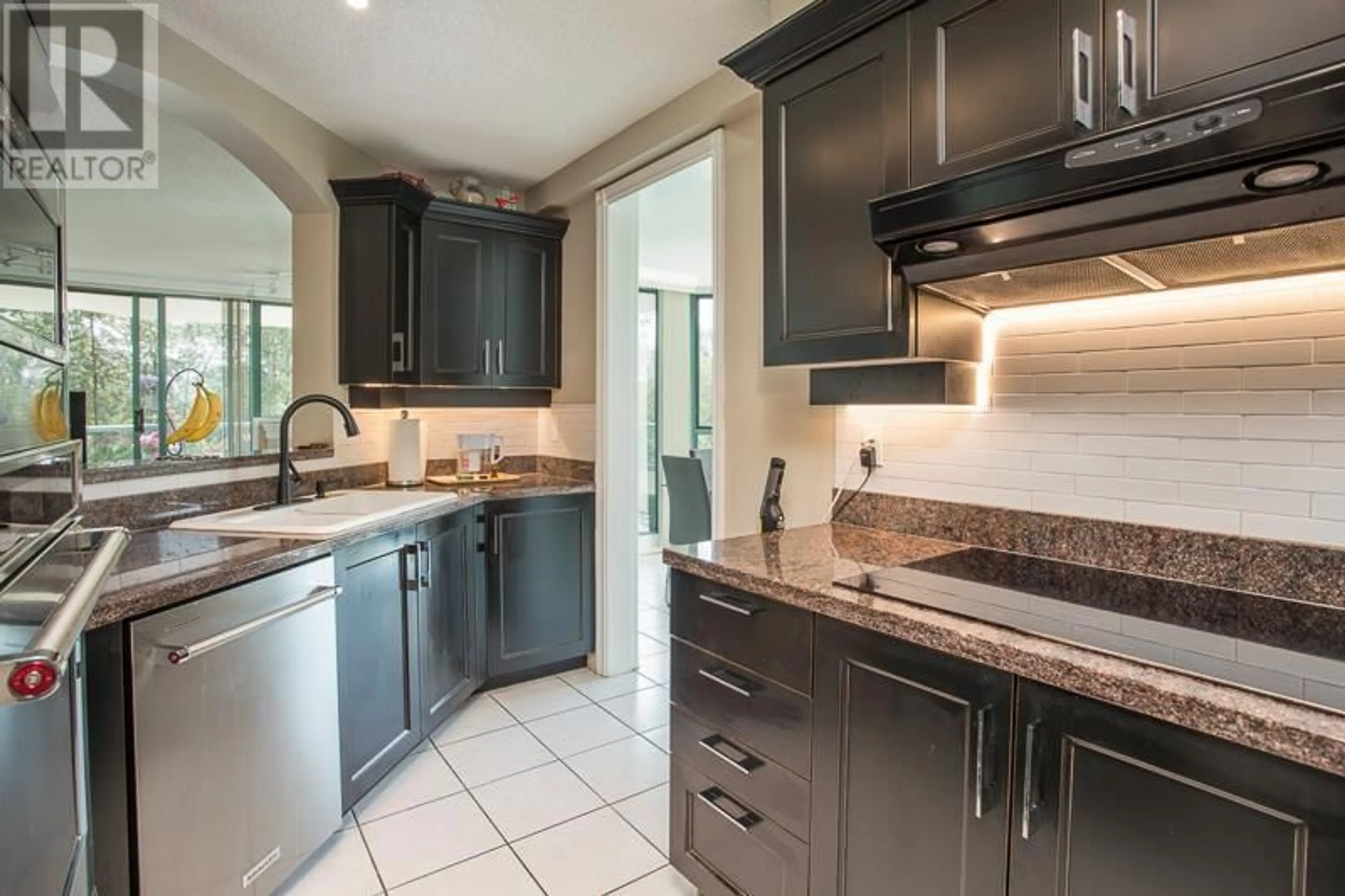 Open concept kitchen for 5B 338 TAYLOR WAY, West Vancouver British Columbia V7T2Y1