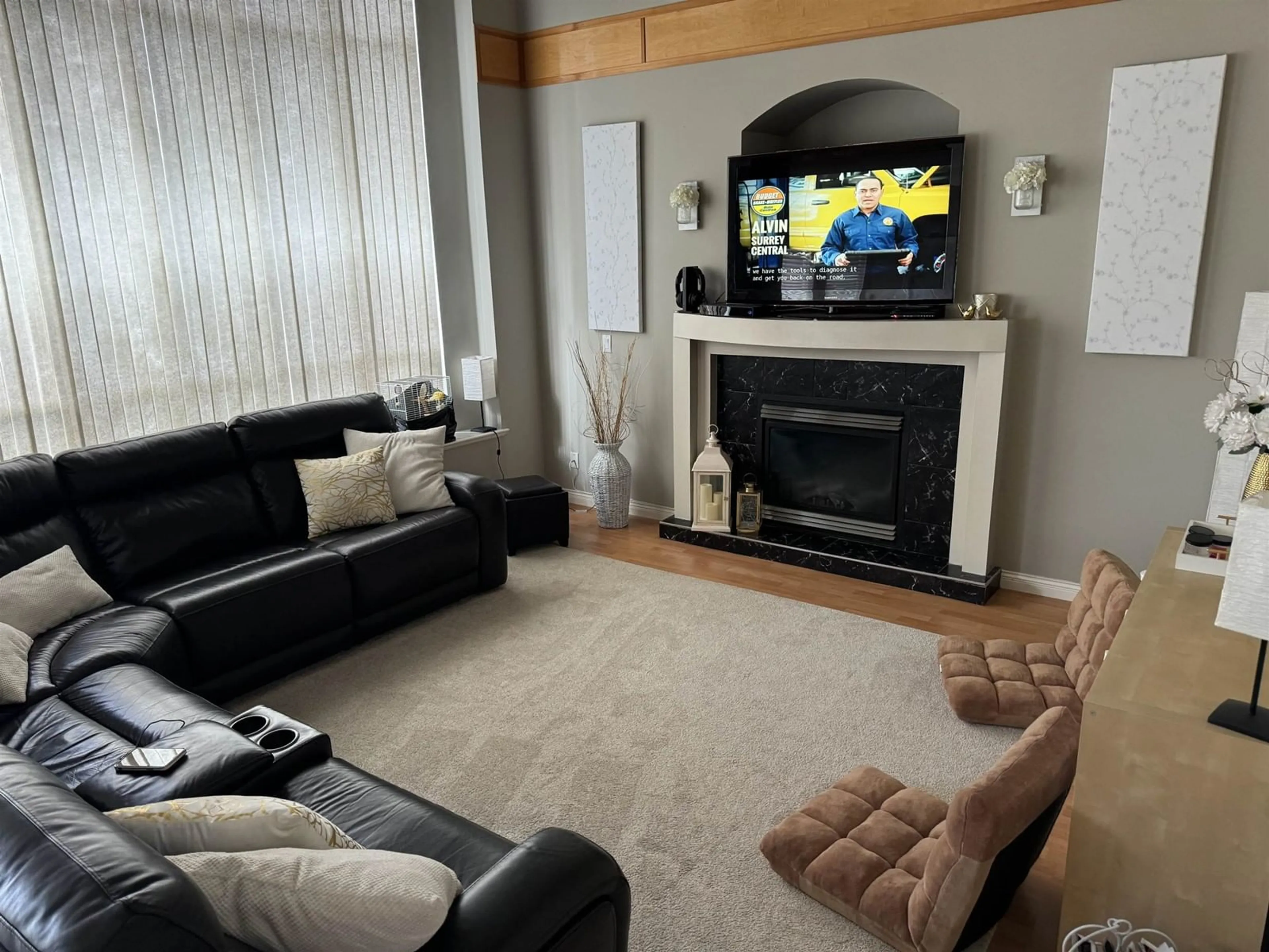 Living room, wood floors for 8333 146TH STREET, Surrey British Columbia V3S3A7