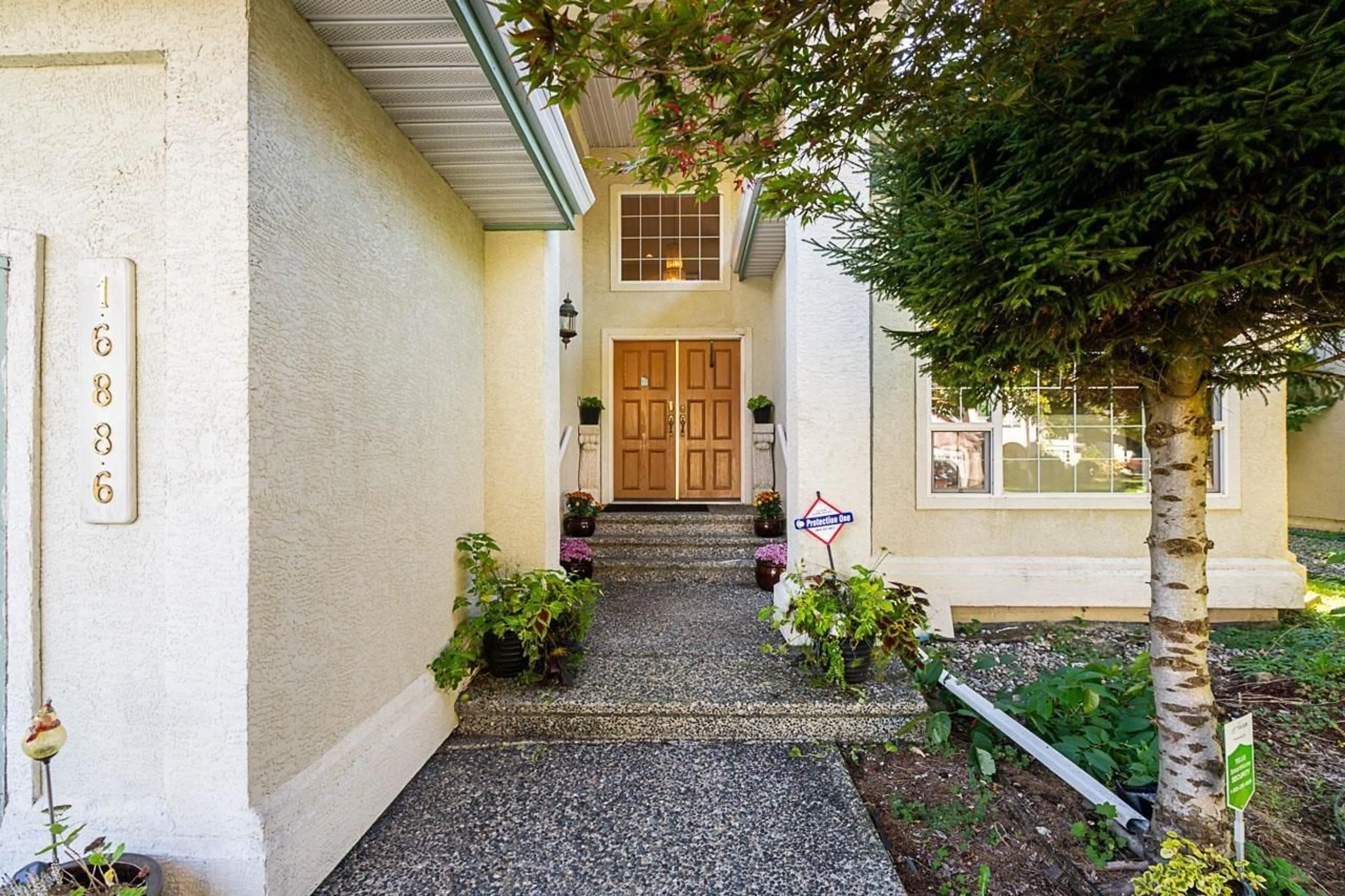 Indoor entryway, carpet floors for 16886 103A AVENUE, Surrey British Columbia V4N4N8