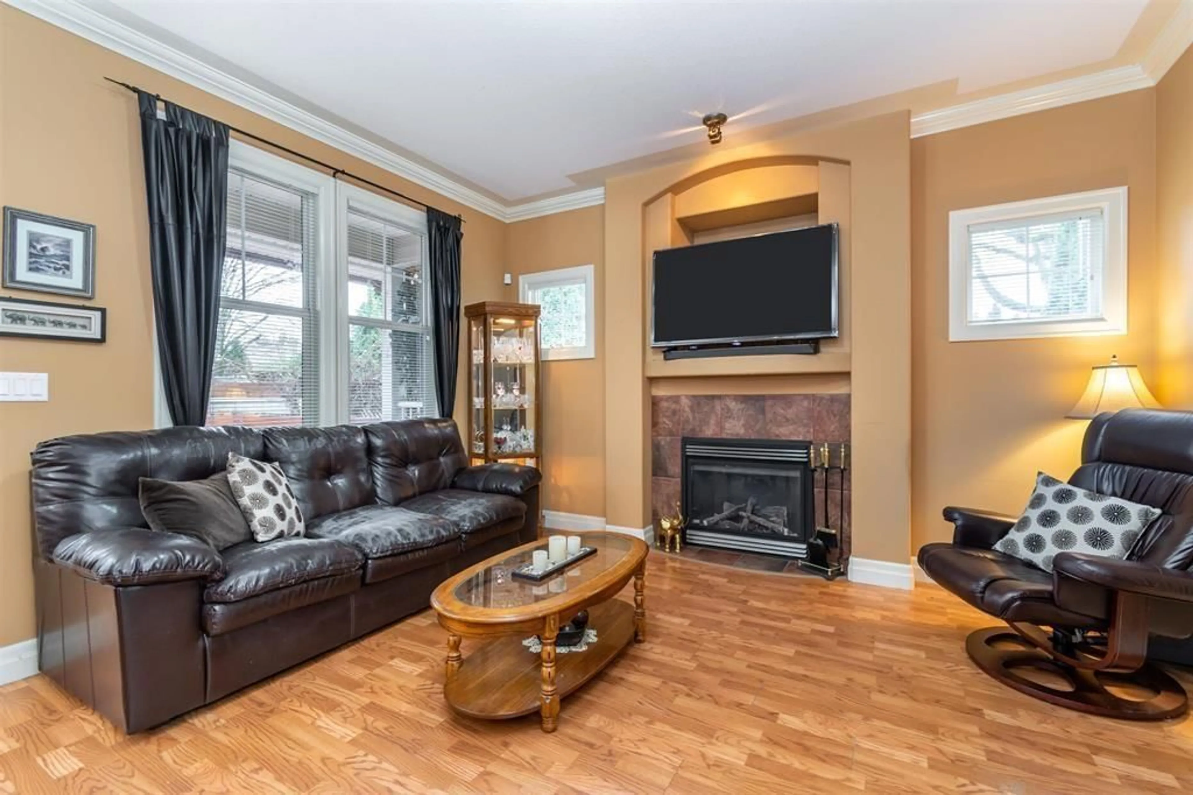 Living room, wood floors for 2 45136 SOUTH SUMAS ROAD, Chilliwack British Columbia V2R1W5