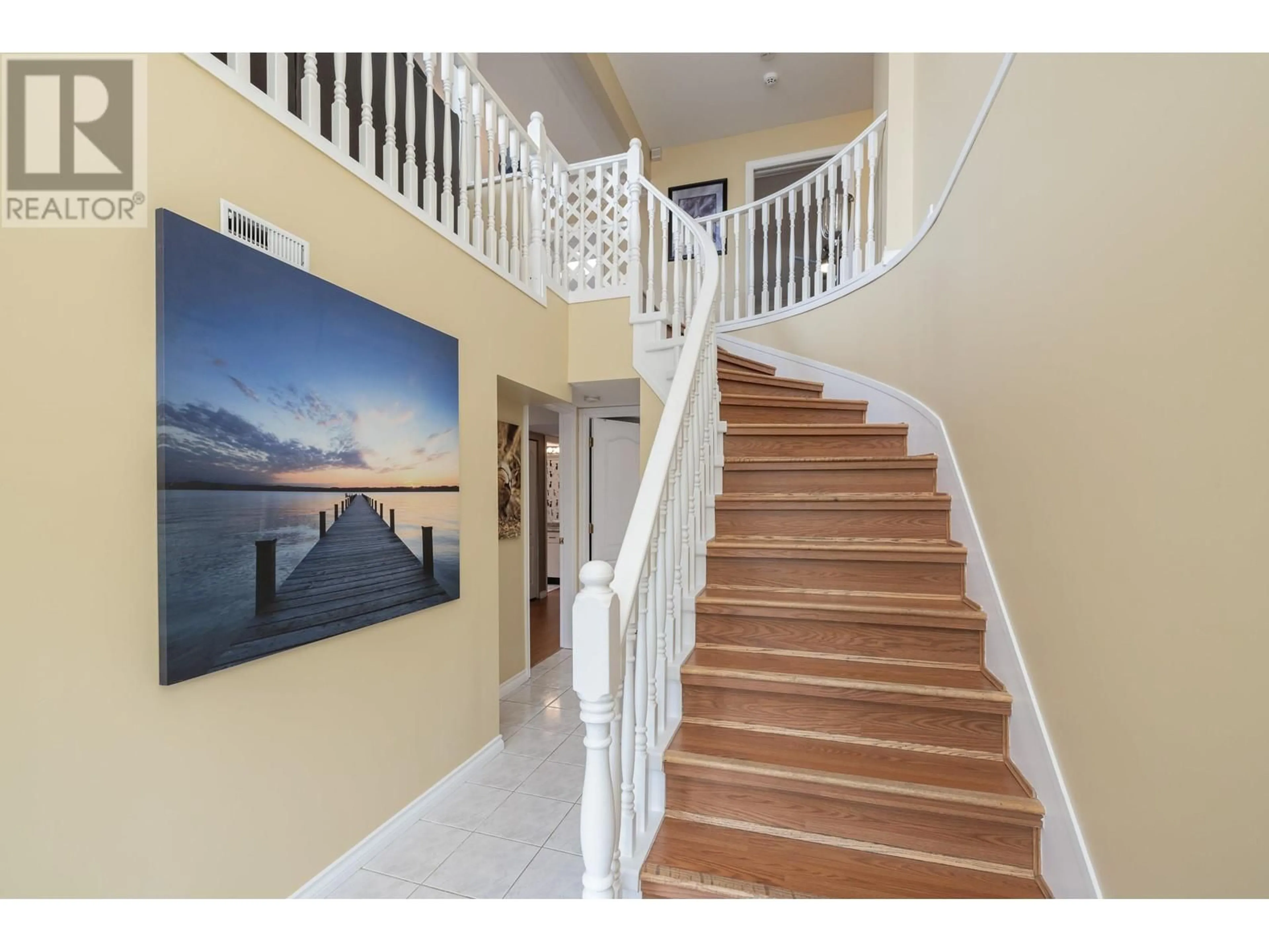 Indoor entryway, wood floors for 11660 HARRIS ROAD, Pitt Meadows British Columbia V3Y1Y7