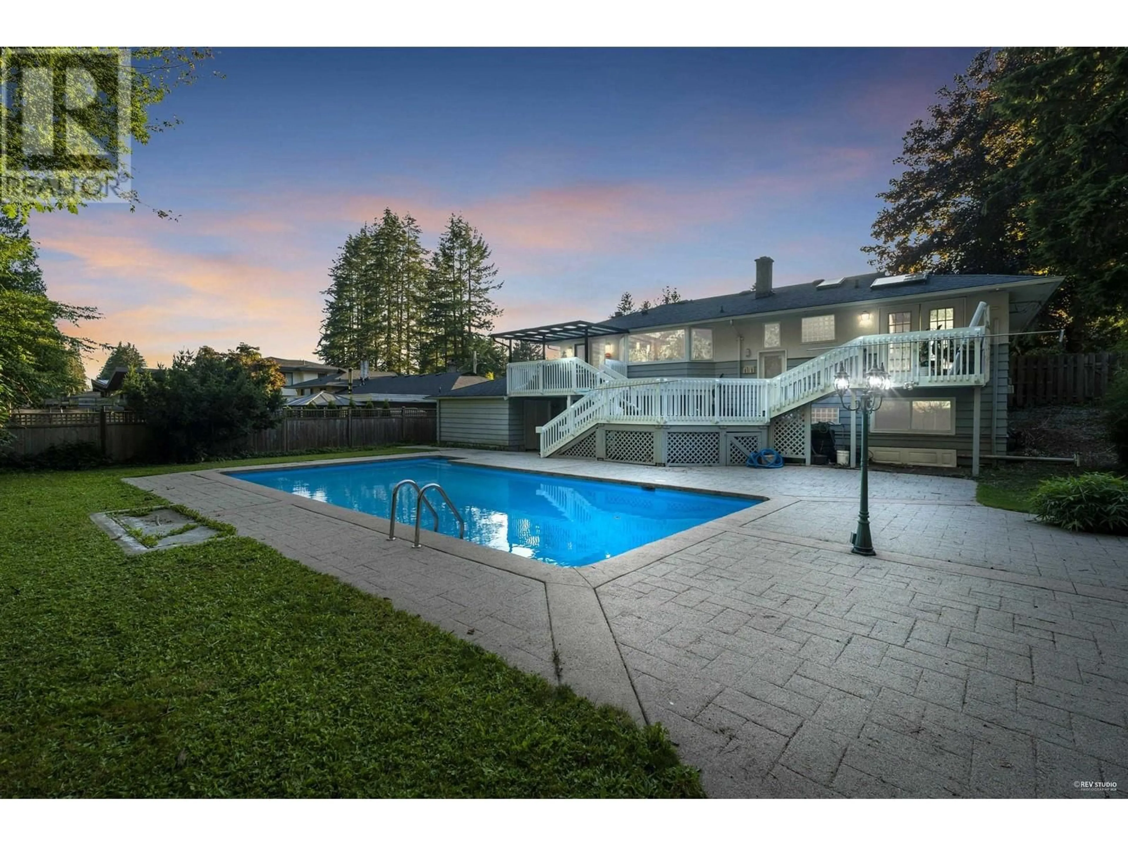 Indoor or outdoor pool for 39 GLENMORE DRIVE, West Vancouver British Columbia V7S1A5