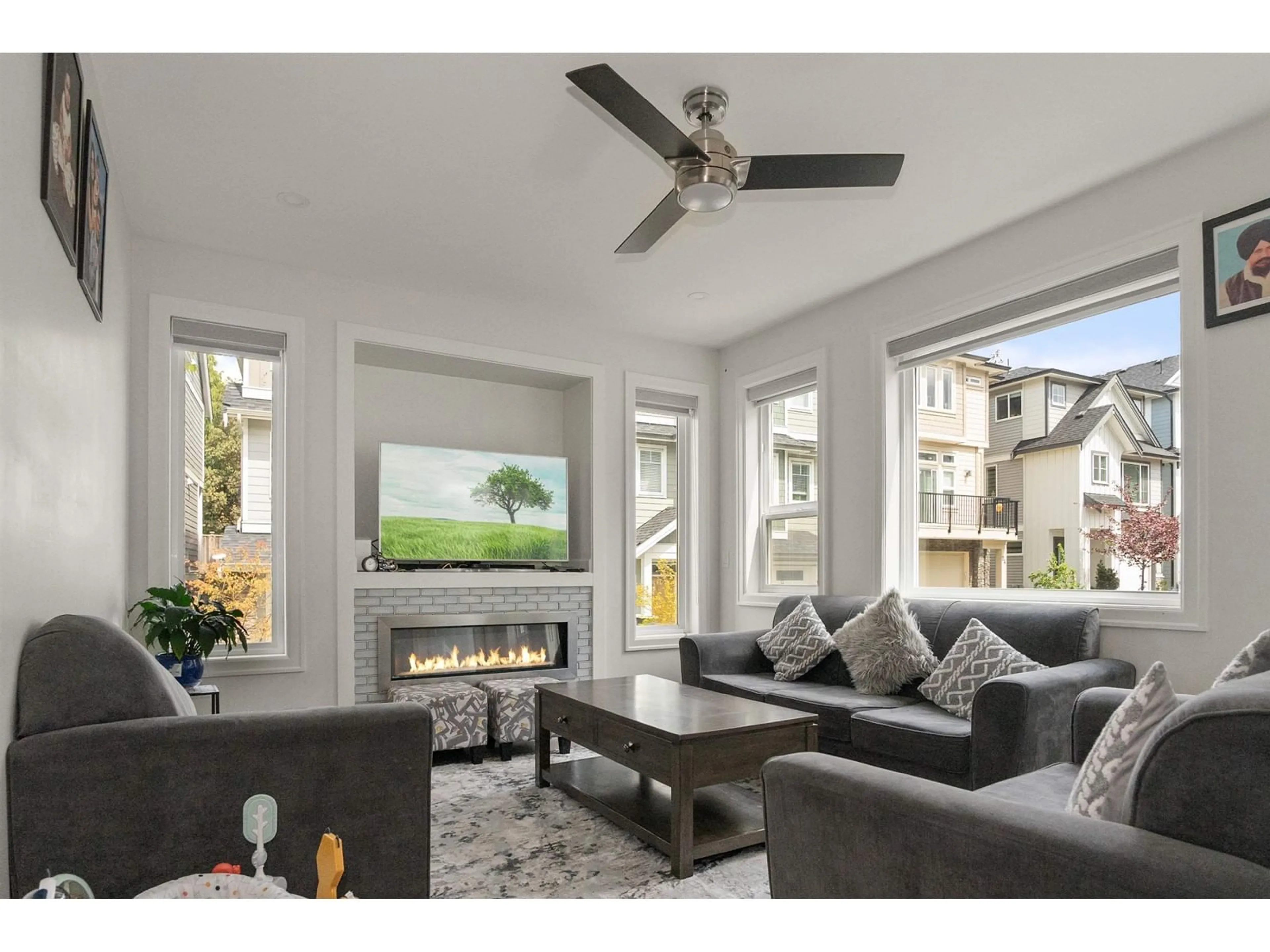 Living room, wood floors for 30 4295 OLD CLAYBURN ROAD, Abbotsford British Columbia V3G0G4