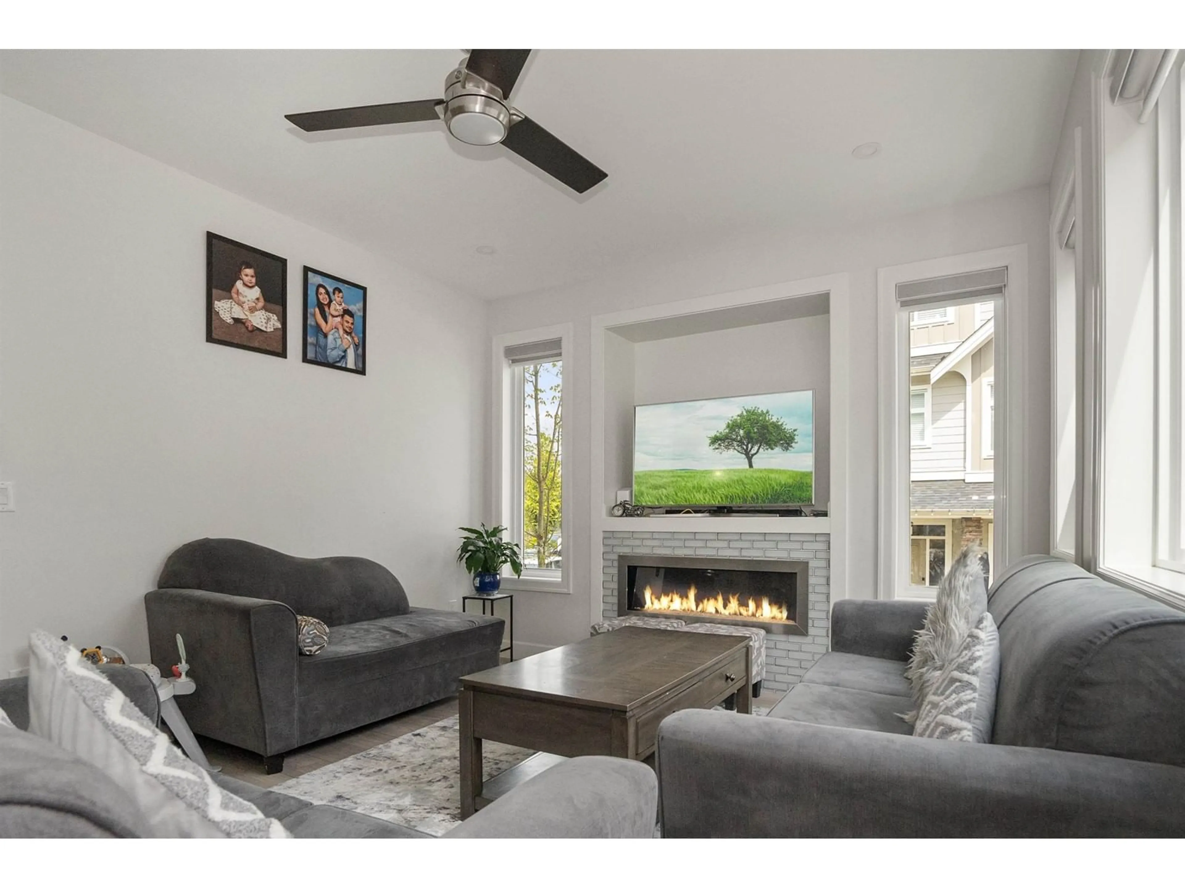 Living room, wood floors for 30 4295 OLD CLAYBURN ROAD, Abbotsford British Columbia V3G0G4