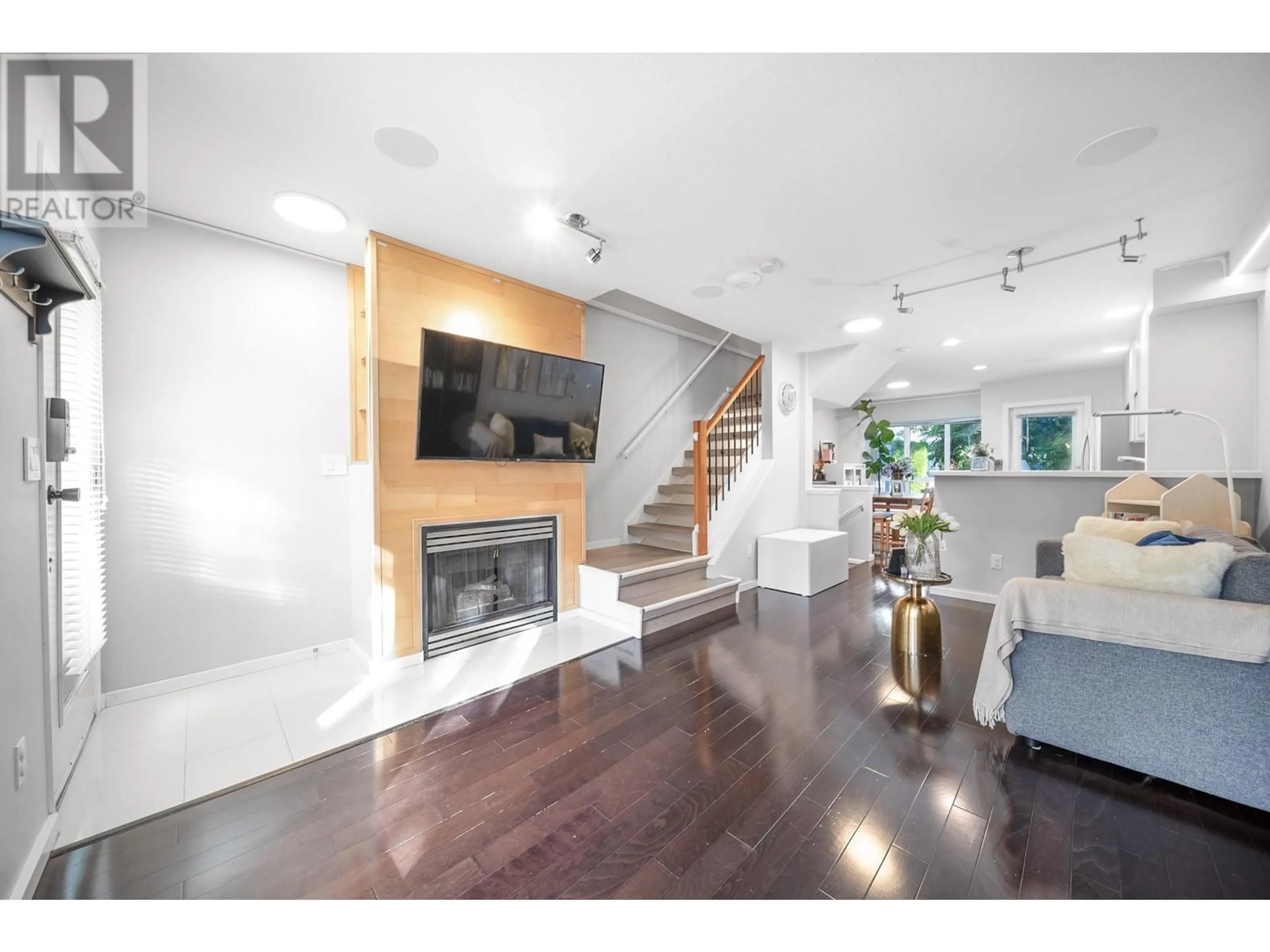 Living room, wood floors for 7490 HAWTHORNE TERRACE, Burnaby British Columbia V5E4K6