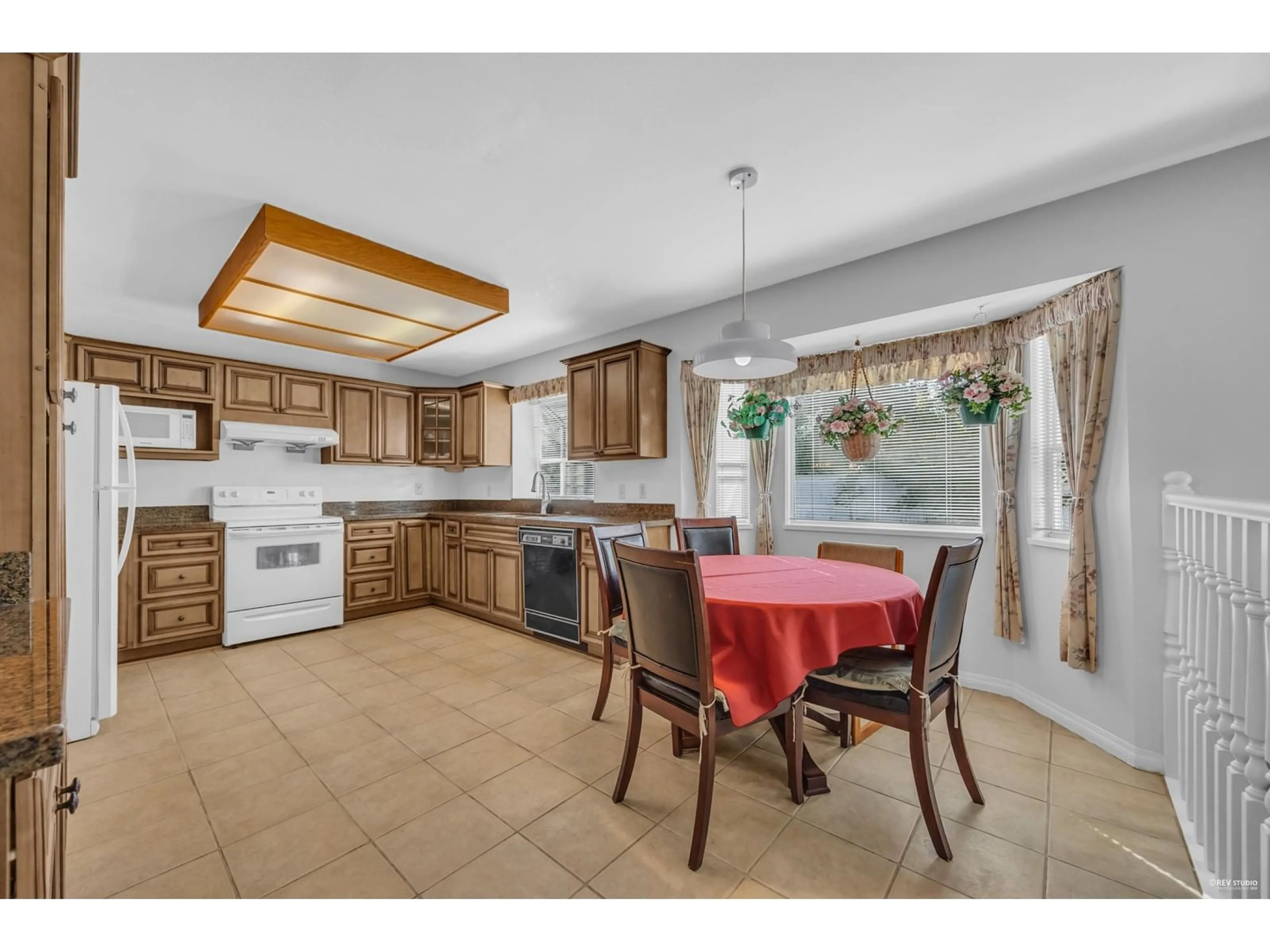 Open concept kitchen, ceramic/tile floor for 1921 155 STREET, Surrey British Columbia V4A7M9