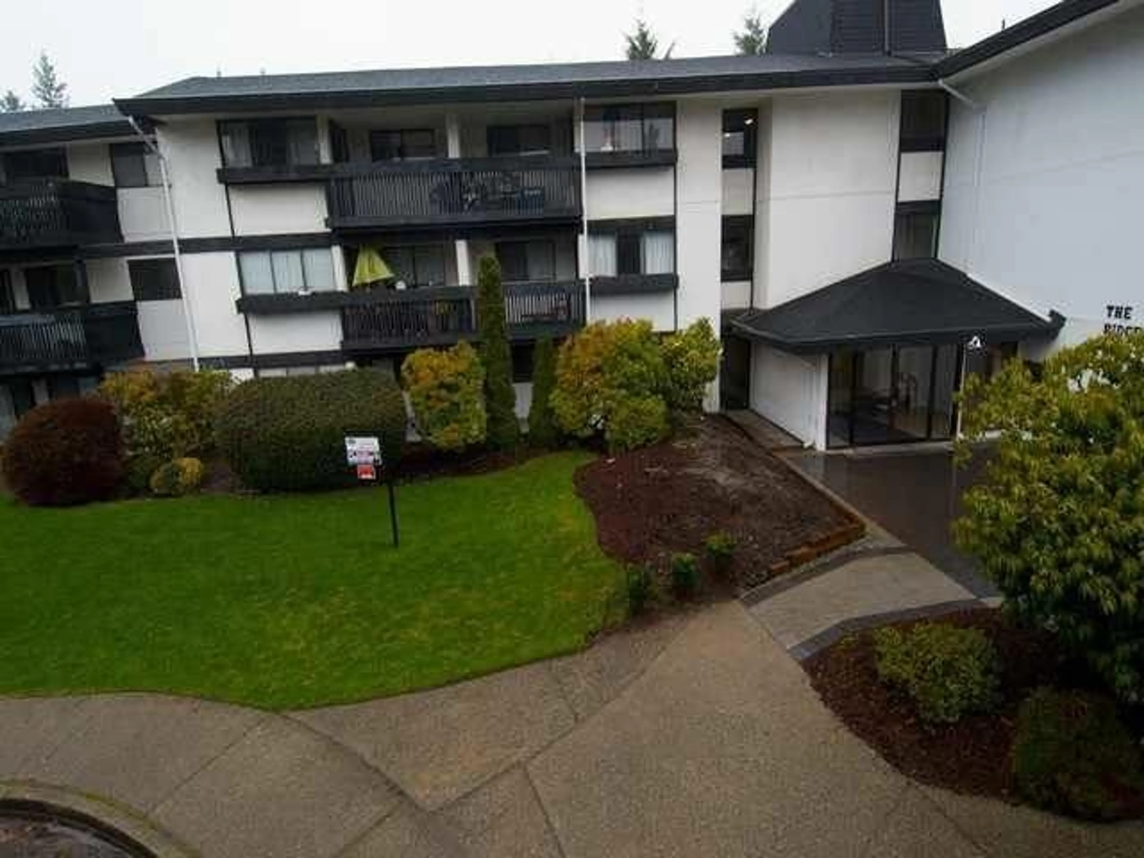 A pic from exterior of the house or condo, the front or back of building for 211 1561 VIDAL STREET, White Rock British Columbia V4B5A7