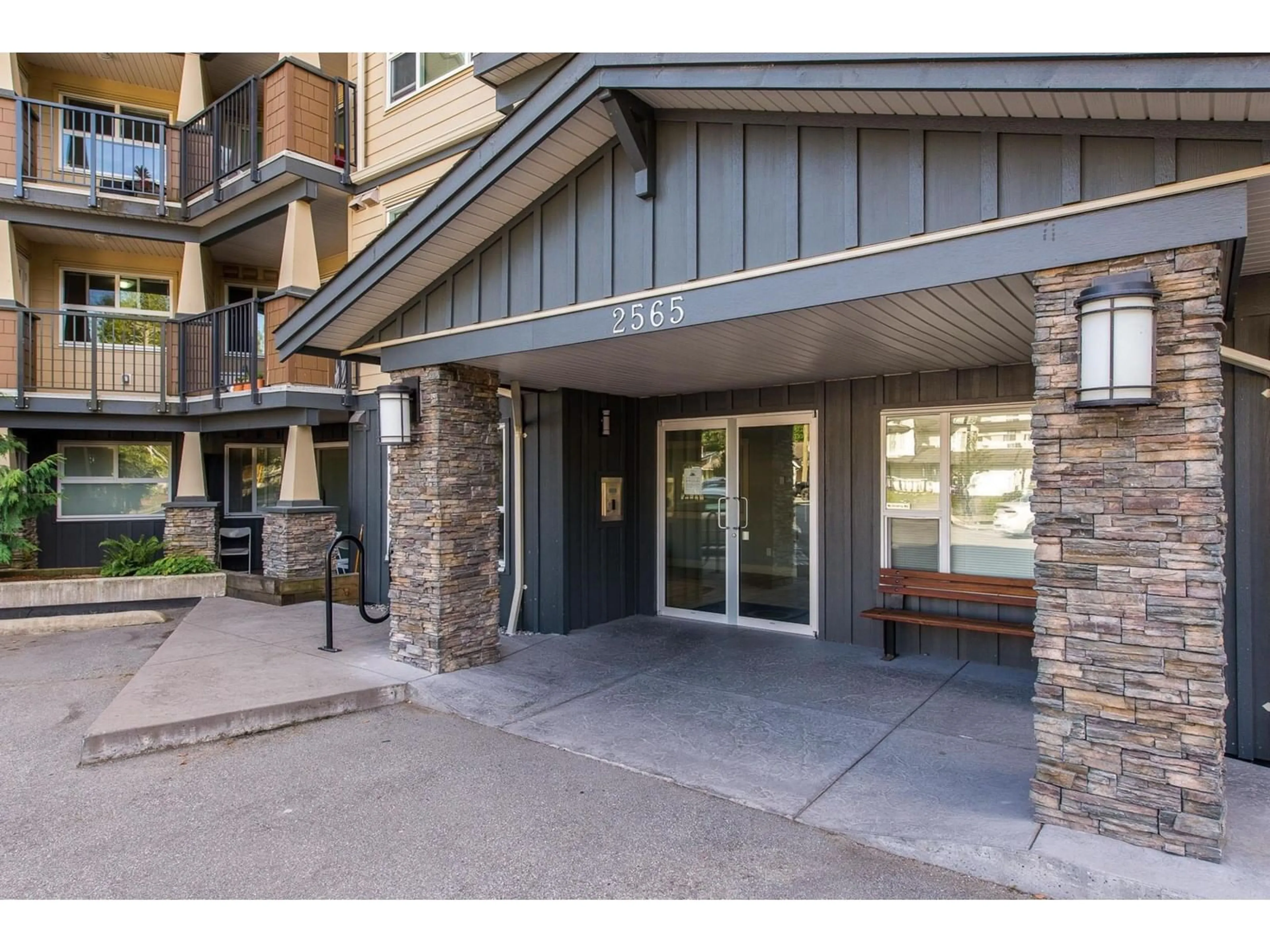 Indoor foyer for 411 2565 CAMPBELL AVENUE, Abbotsford British Columbia V2S0E3