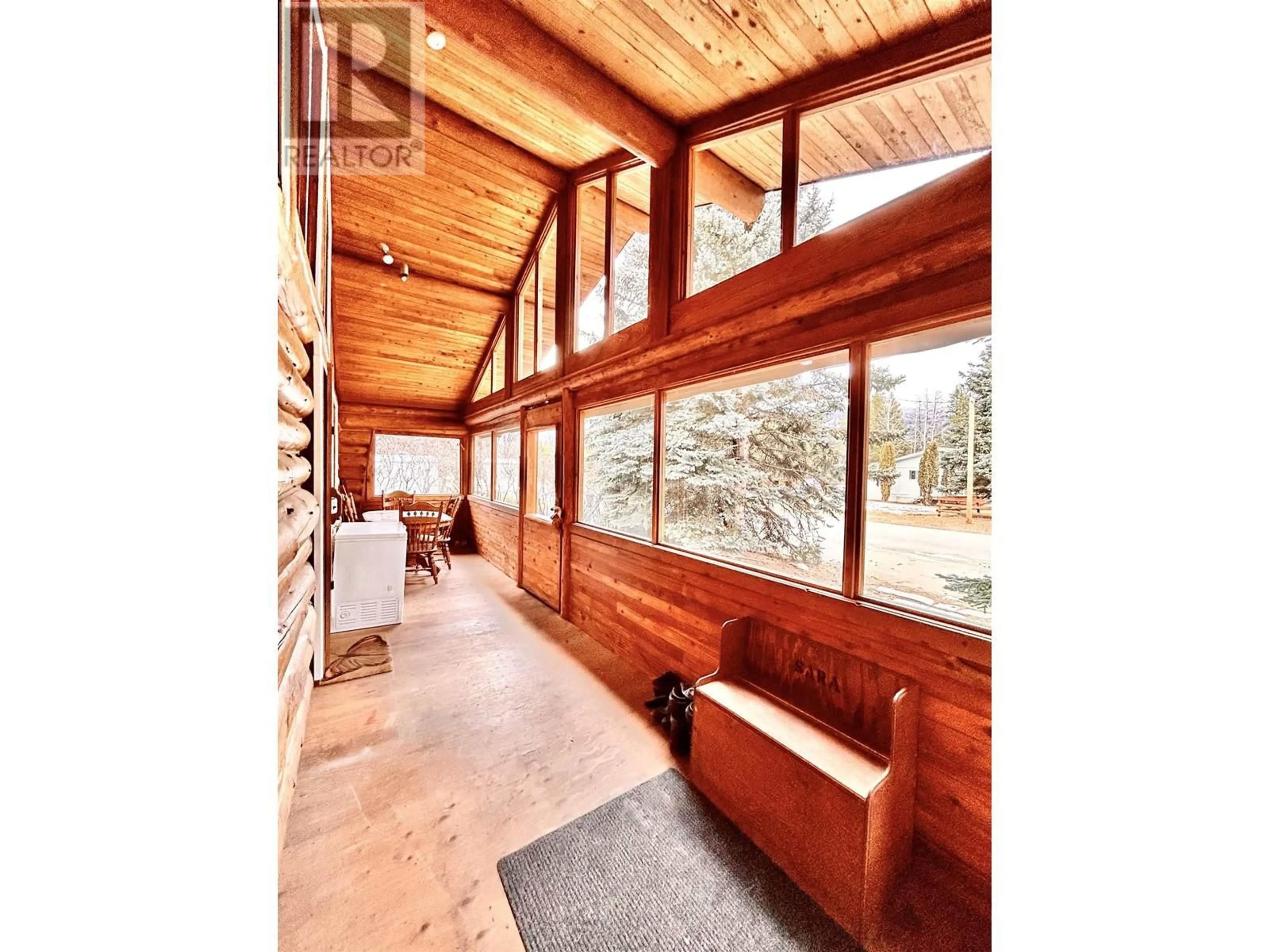 Indoor foyer for 1940 CRANBERRY PLACE, Valemount British Columbia V0E2Z0