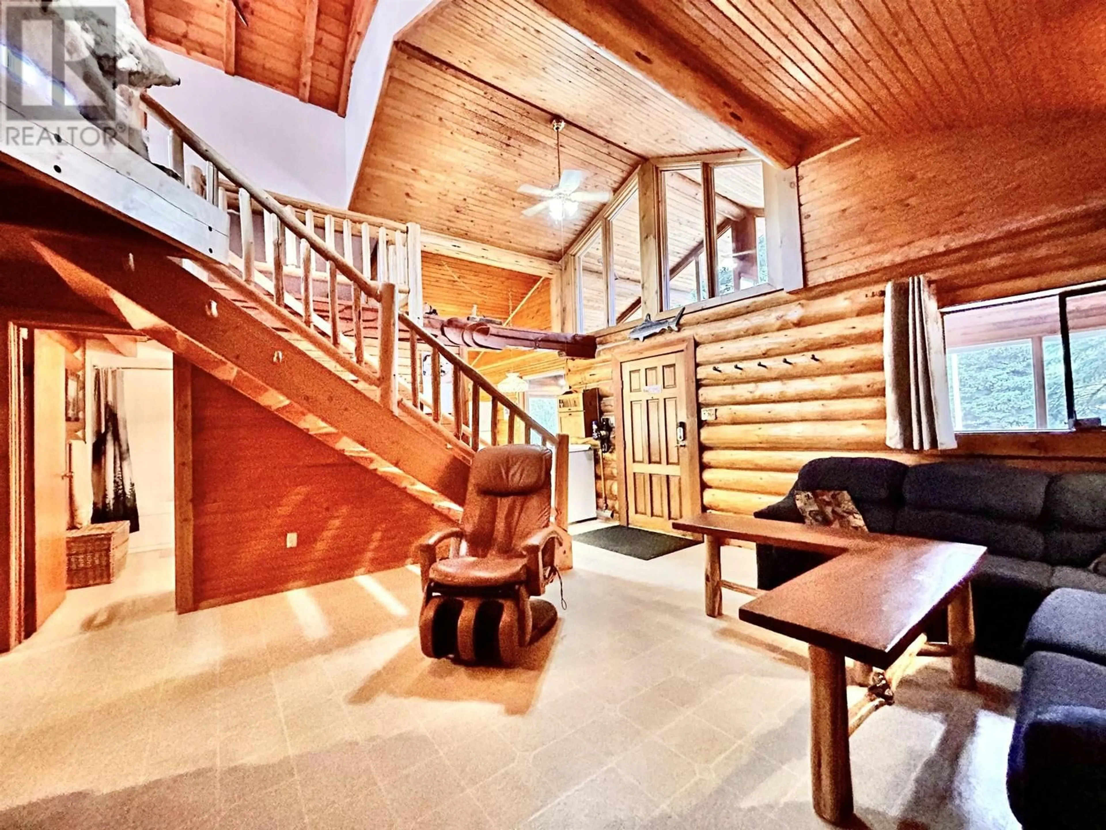 Indoor foyer for 1940 CRANBERRY PLACE, Valemount British Columbia V0E2Z0