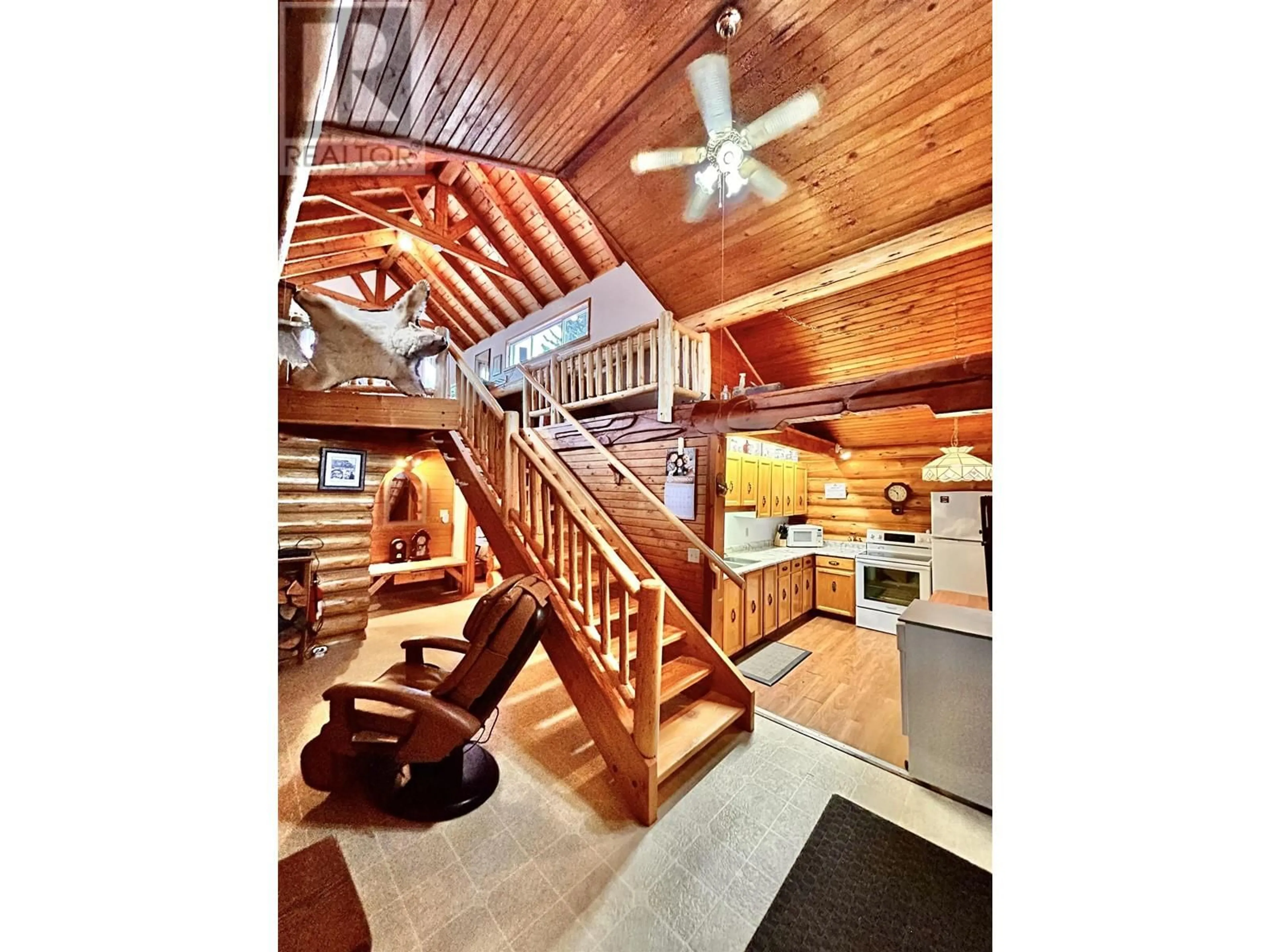 Indoor foyer for 1940 CRANBERRY PLACE, Valemount British Columbia V0E2Z0