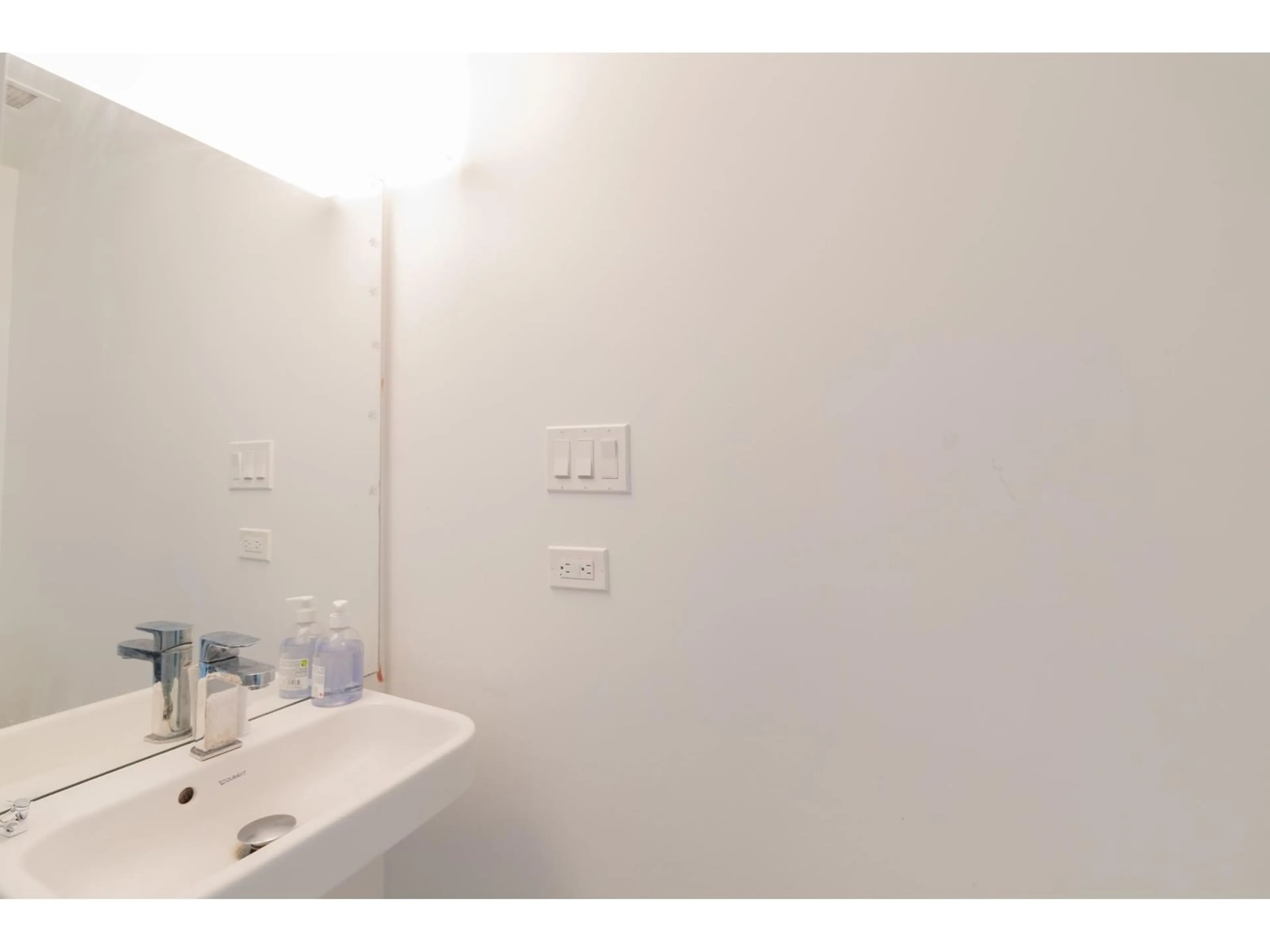 Standard bathroom, not visible floor for 1512 13438 CENTRAL AVENUE, Surrey British Columbia V3T0N2