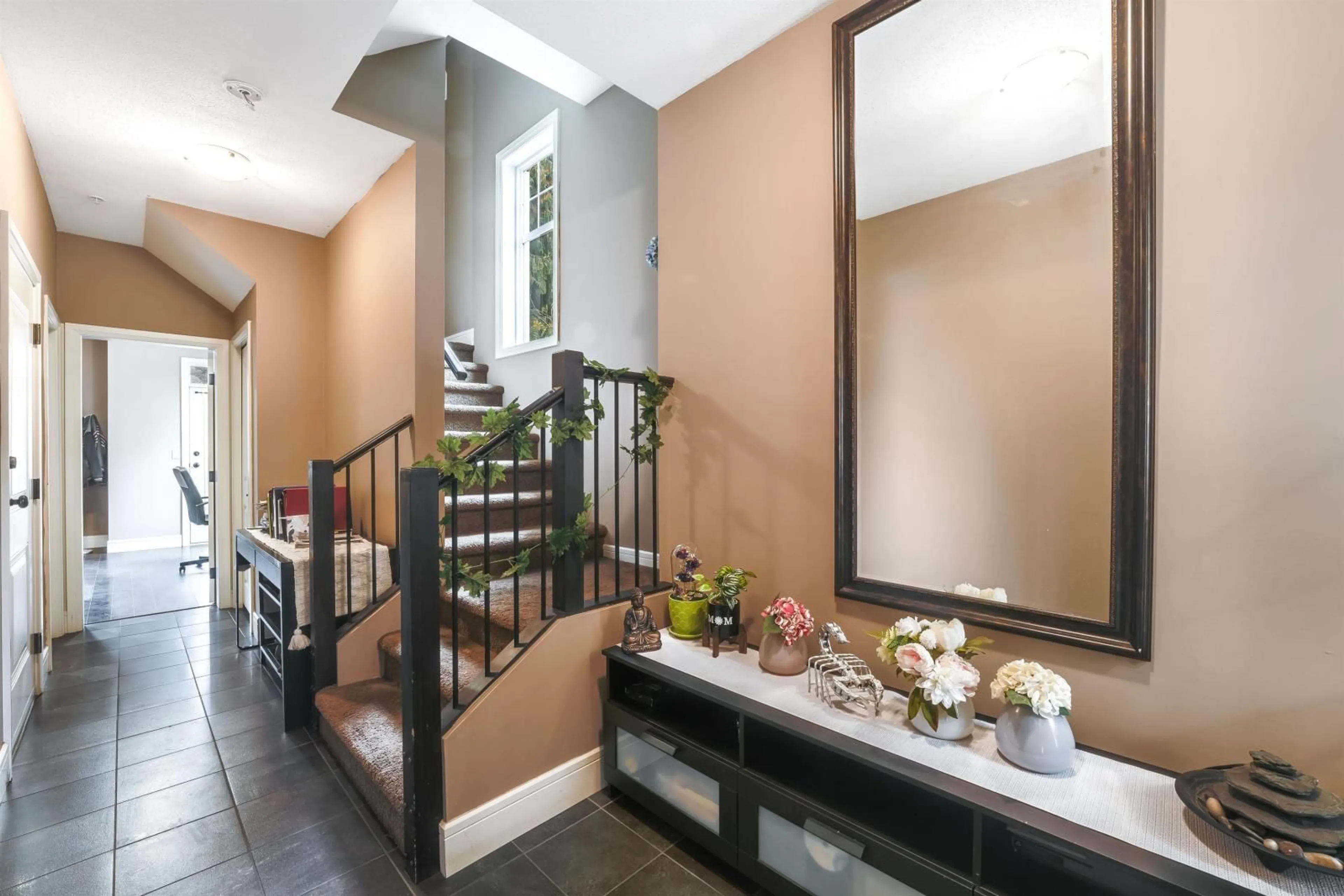 Indoor foyer for 1 - 45390 VEDDER MOUNTAIN ROAD, Chilliwack British Columbia V2R0P6