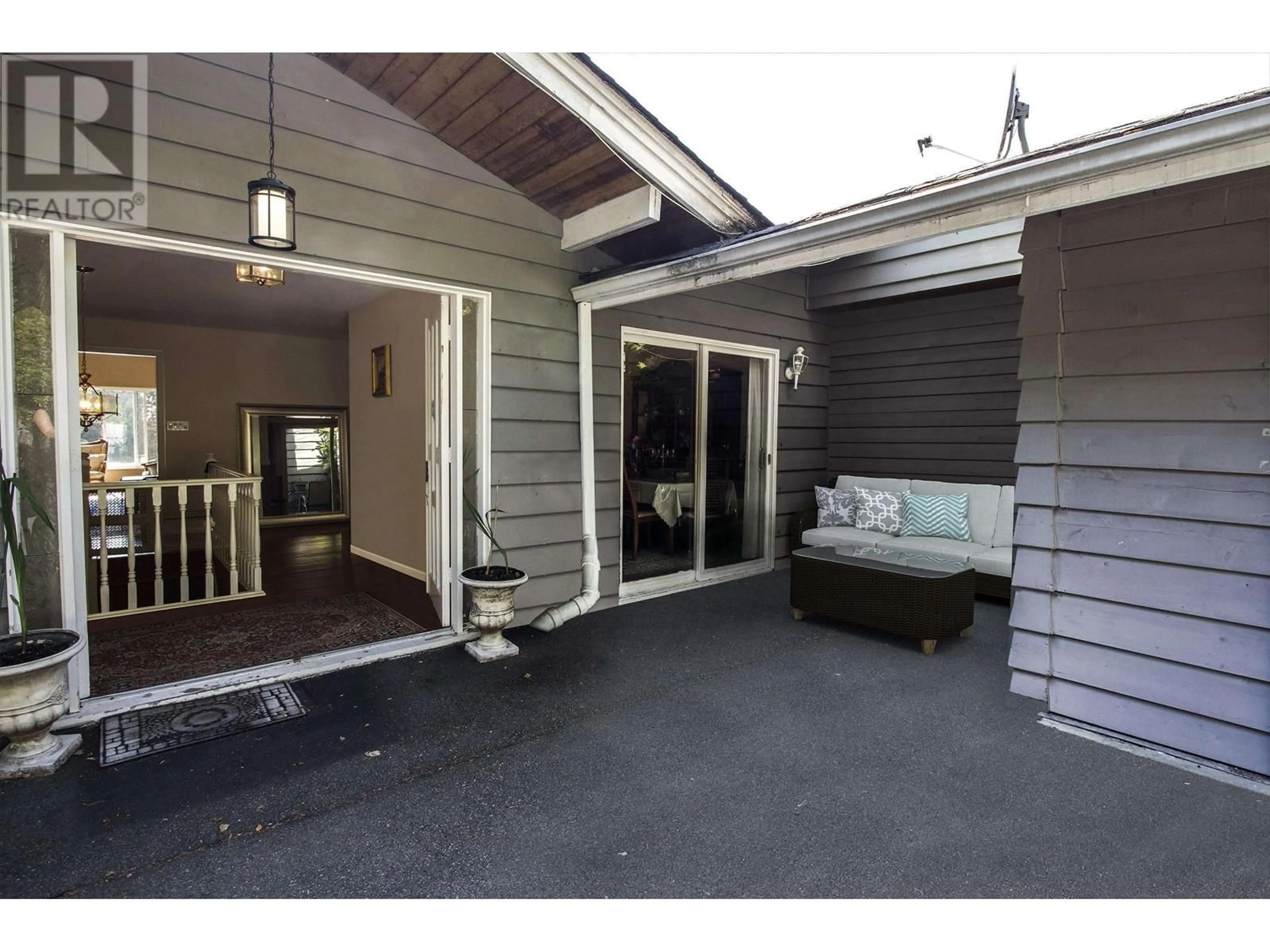 Indoor entryway, cement floor for 1181 CHARTWELL DRIVE, West Vancouver British Columbia V7S2R1