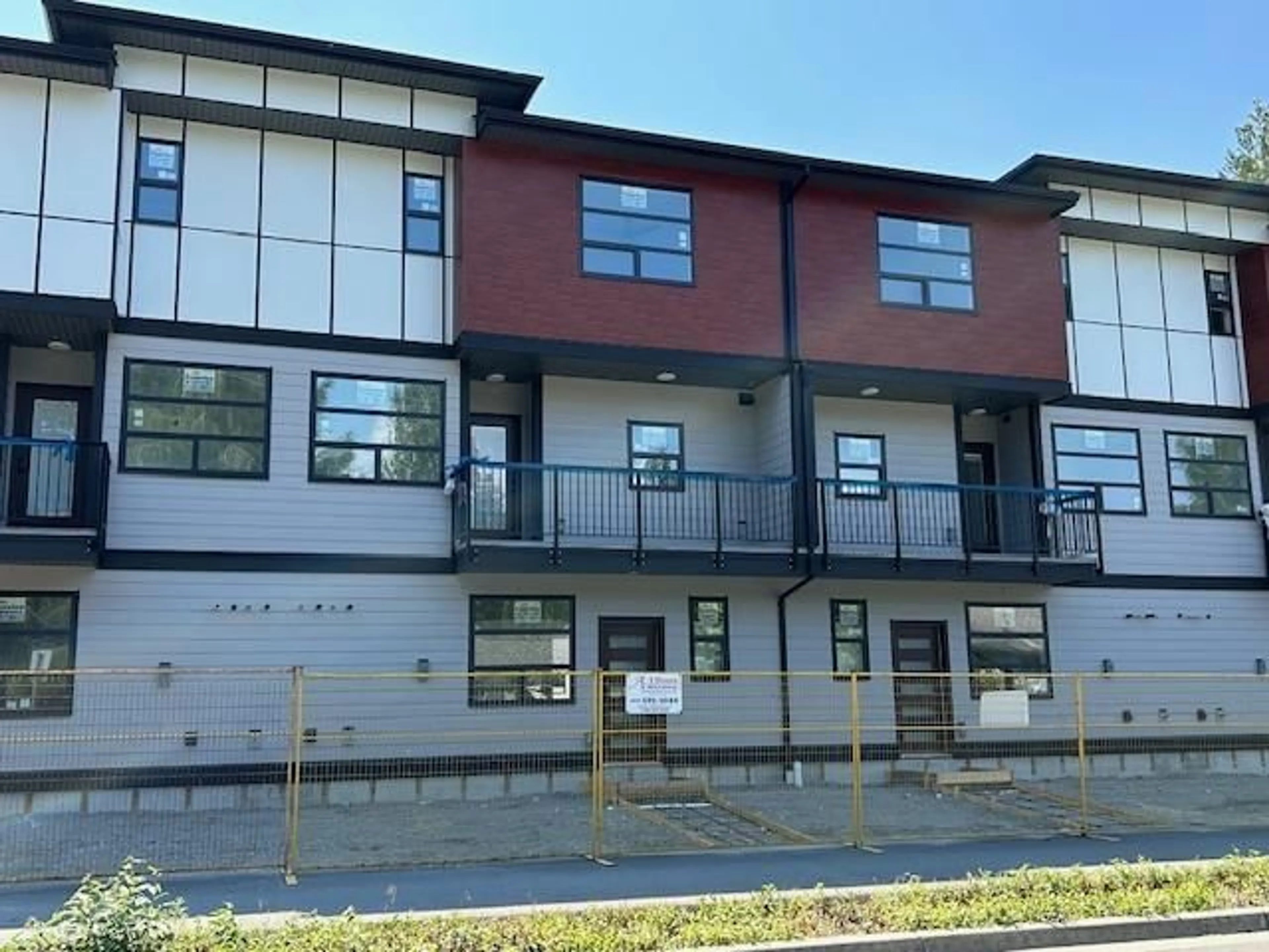 A pic from outside/outdoor area/front of a property/back of a property/a pic from drone, building for 16 - 32970 TUNBRIDGE, Mission British Columbia V2V6X9