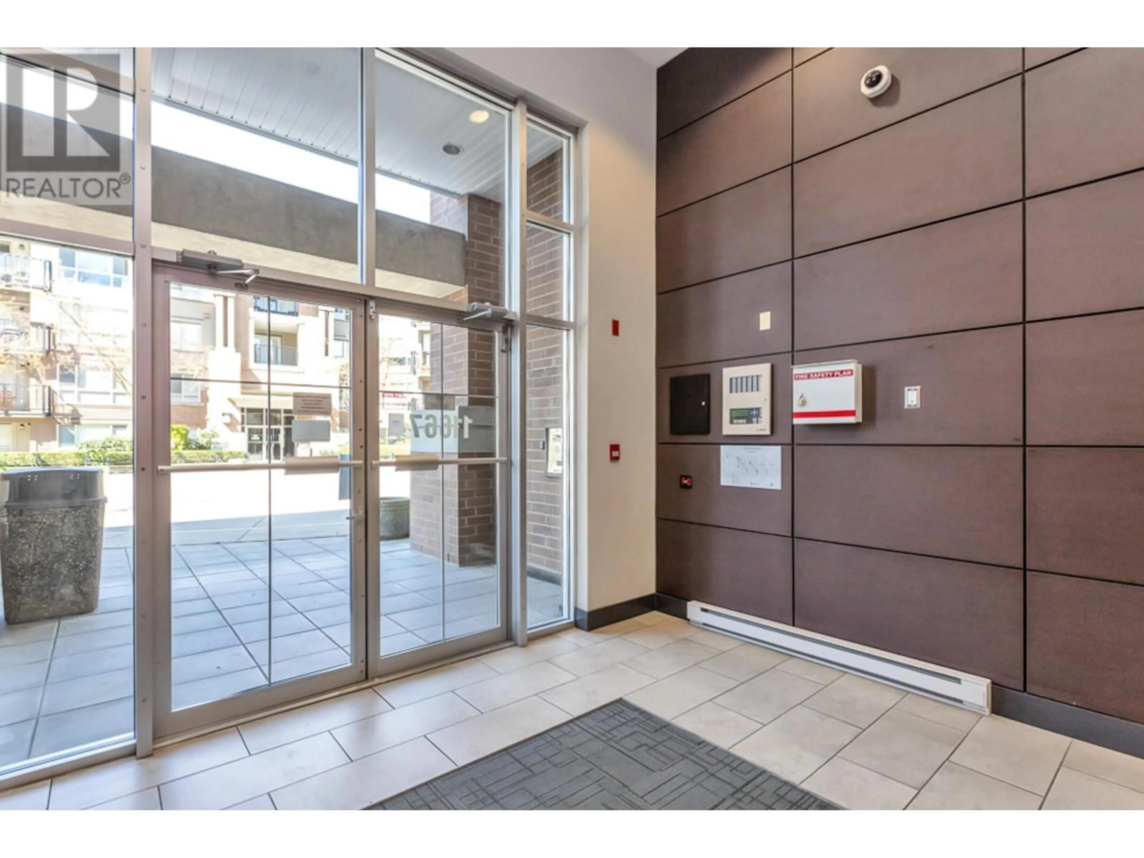 Indoor foyer for 203 11667 HANEY BYPASS, Maple Ridge British Columbia V2X8W9