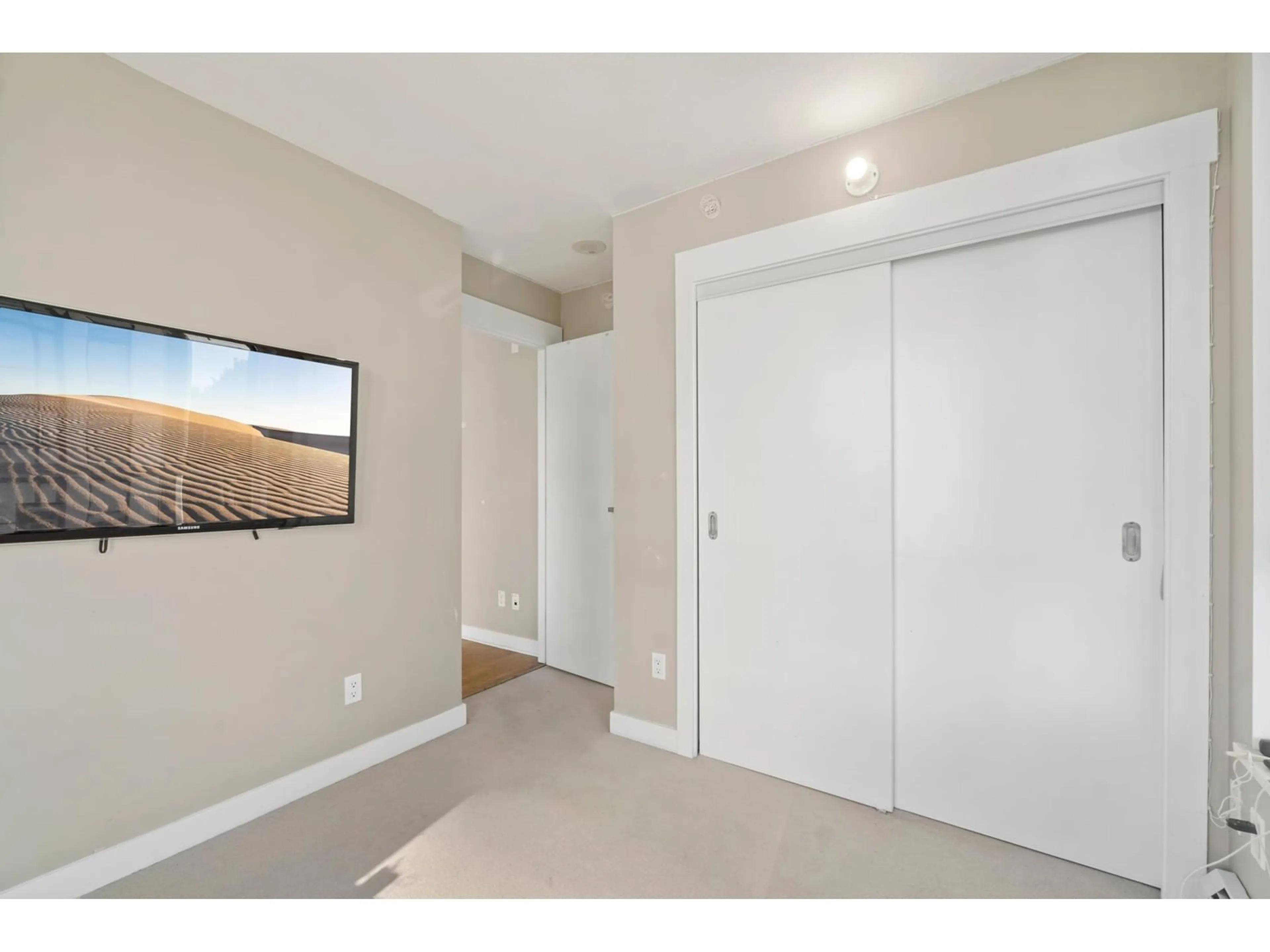 Indoor entryway, carpet floors for 609 10777 UNIVERSITY DRIVE, Surrey British Columbia V3T0E6