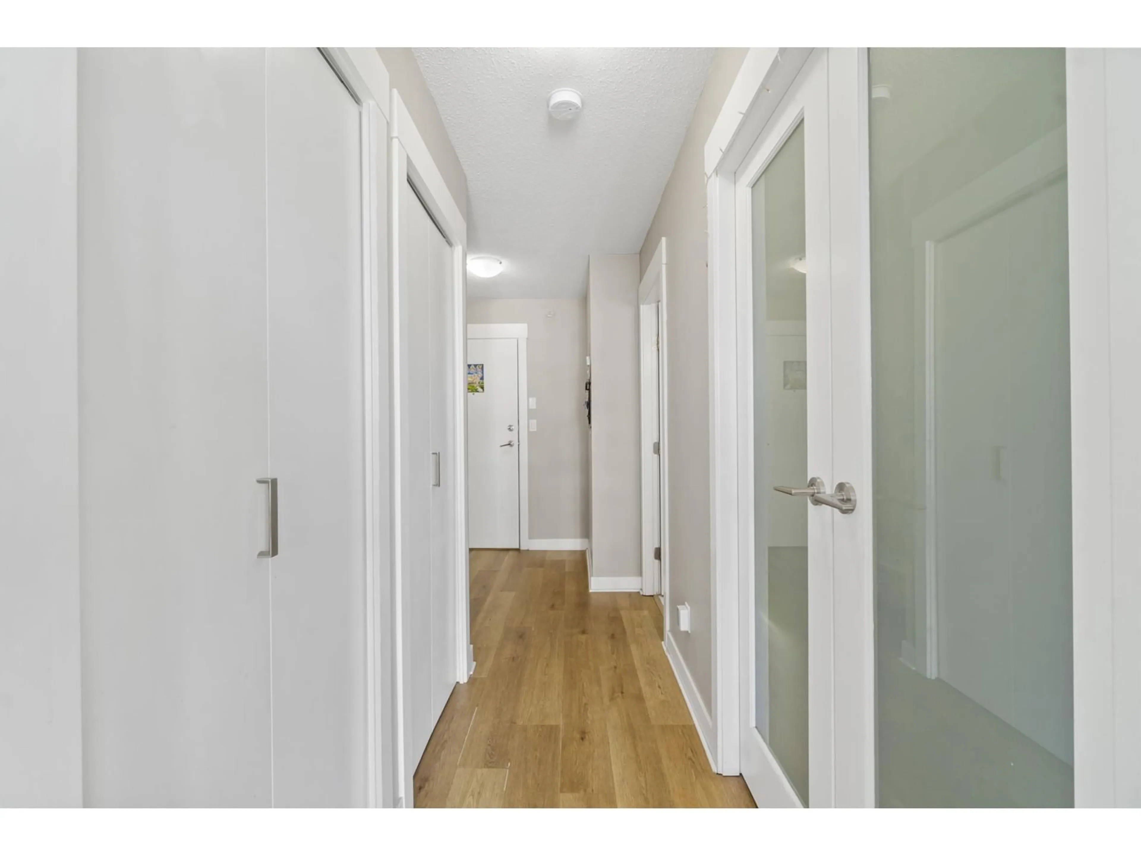 Indoor entryway, wood floors for 609 10777 UNIVERSITY DRIVE, Surrey British Columbia V3T0E6