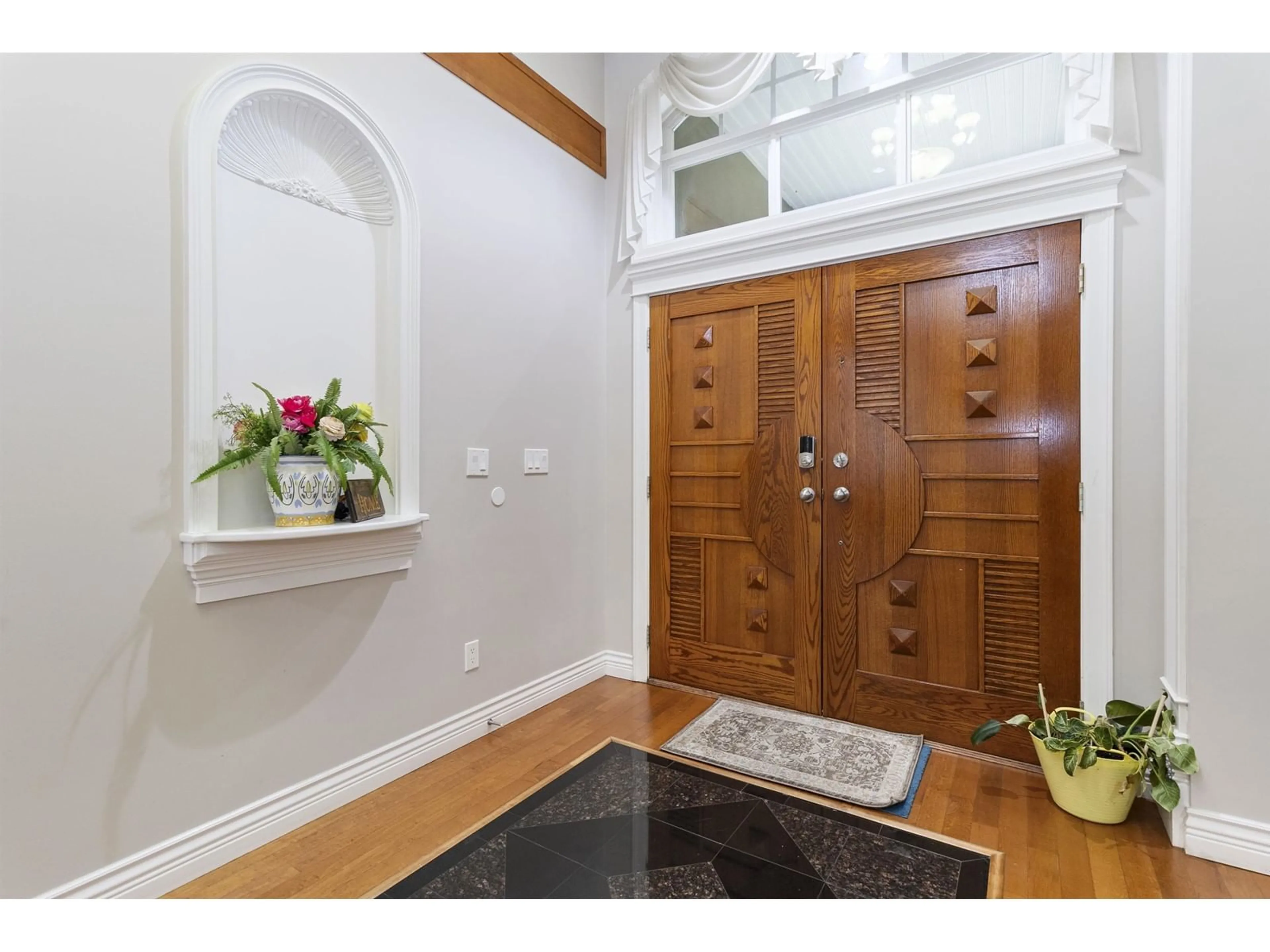 Indoor entryway, wood floors for 6 31600 OLD YALE ROAD, Abbotsford British Columbia V2T2B5