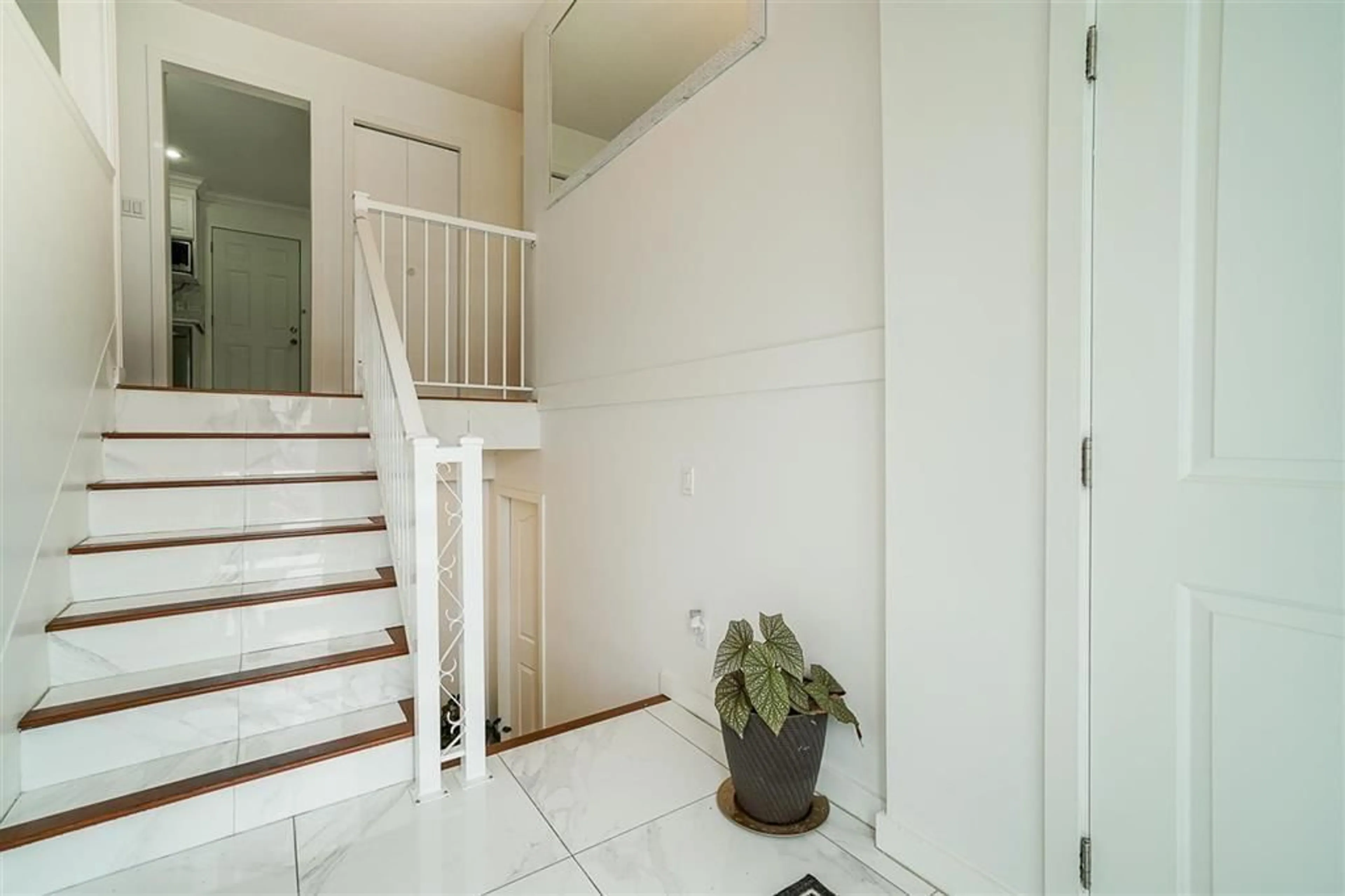 Indoor foyer, wood floors for 3174 ROYAL COURT, Abbotsford British Columbia V2T4J6