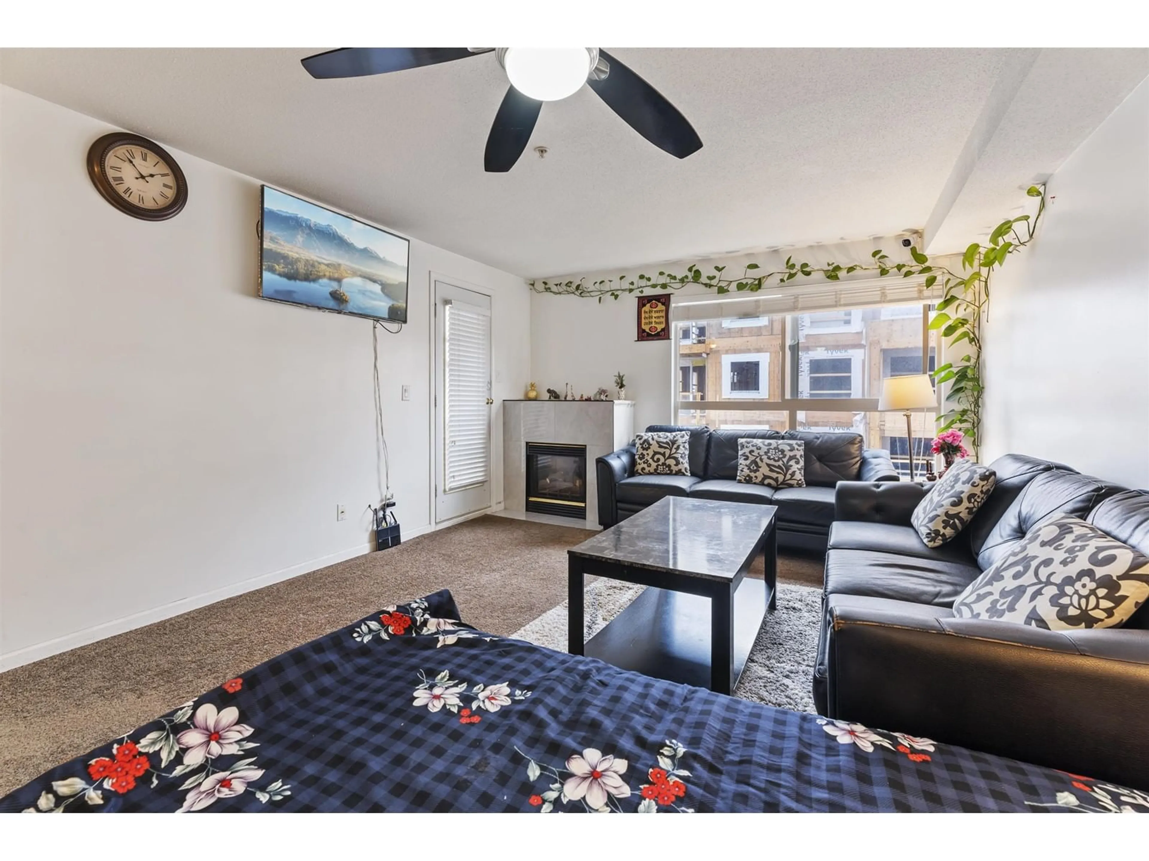 Living room, wood floors for 306 13780 76 AVENUE, Surrey British Columbia V3W1E5