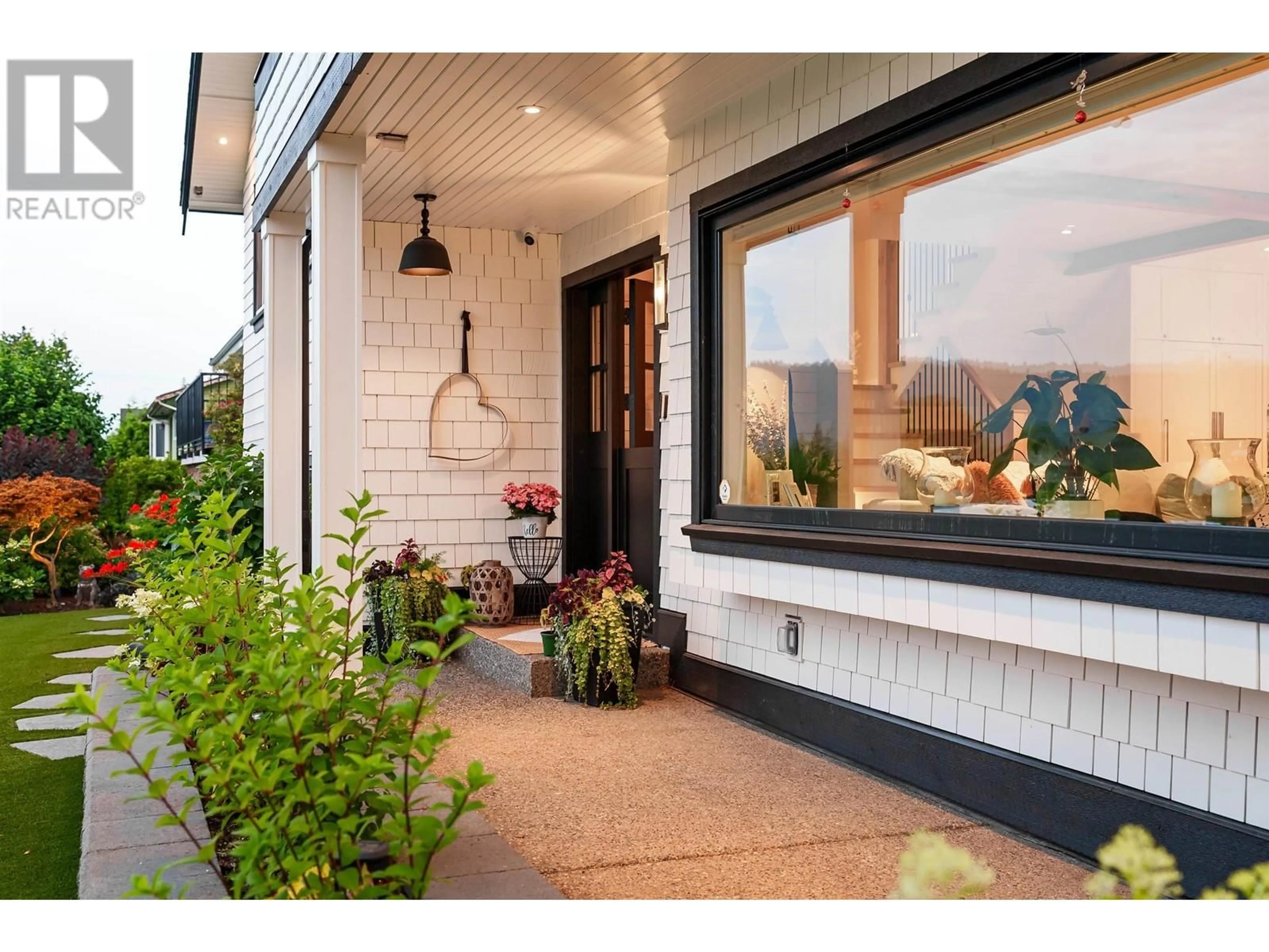 Indoor entryway, wood floors for 4155 DOLLAR ROAD, North Vancouver British Columbia V7G1A7